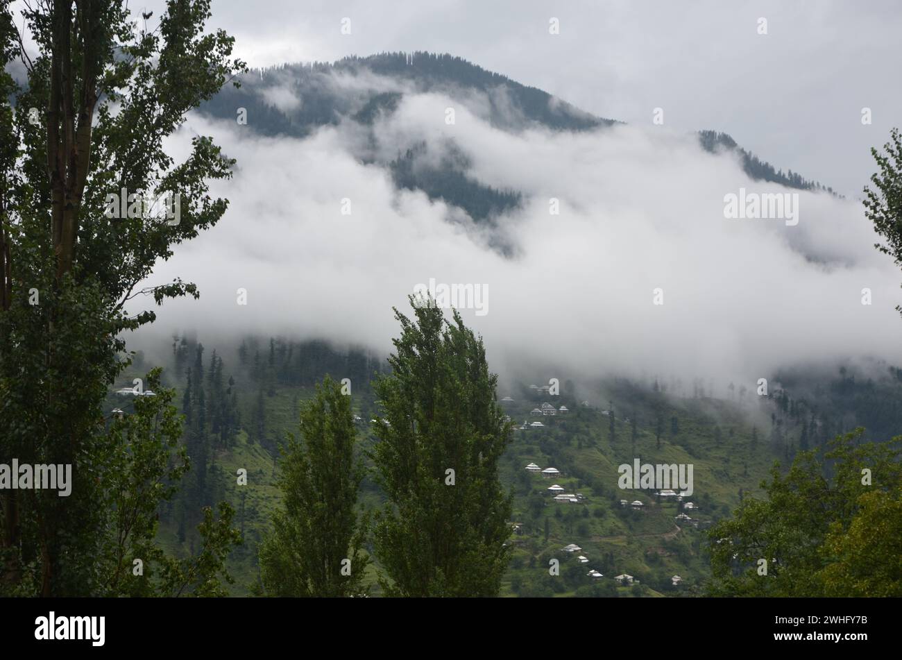 Village kamal ban kaghan balakot photos météo brumeuse Banque D'Images