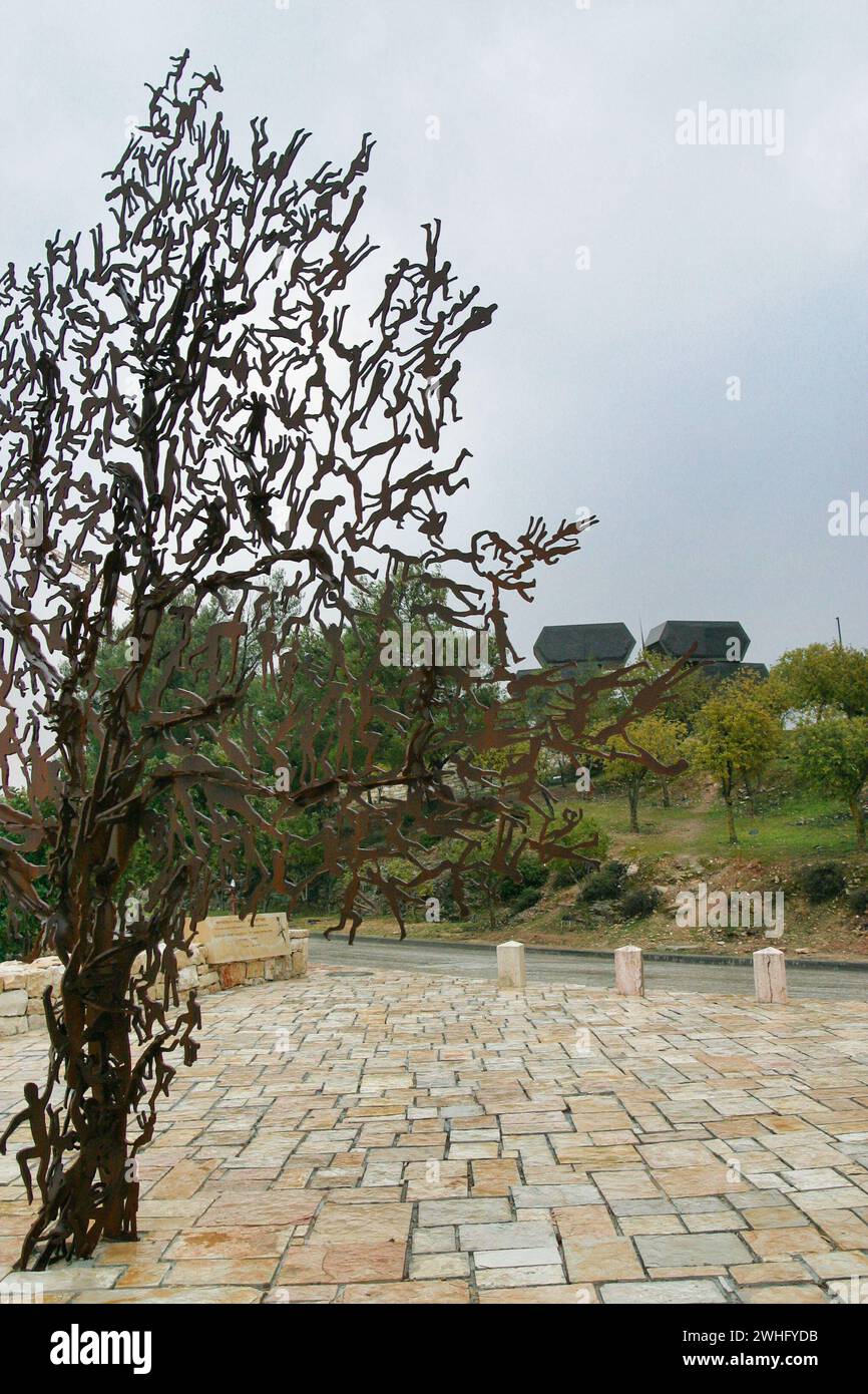 Kunstwerk auf dem AuÃŸengelÃ¤nde von Yad Vashem à Jérusalem. Vue de l'arbre de l'humanité par Zadok Ben-David (2003 ; Corten Stee Banque D'Images