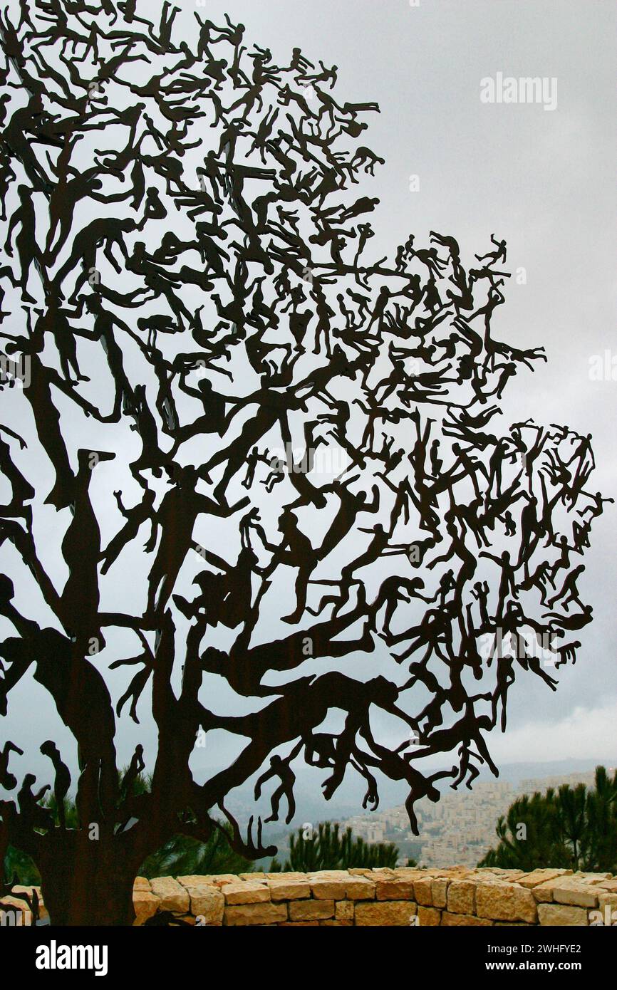 Kunstwerk auf dem AuÃŸengelÃ¤nde von Yad Vashem à Jérusalem. Vue de l'arbre de l'humanité par Zadok Ben-David (2003 ; Corten Stee Banque D'Images