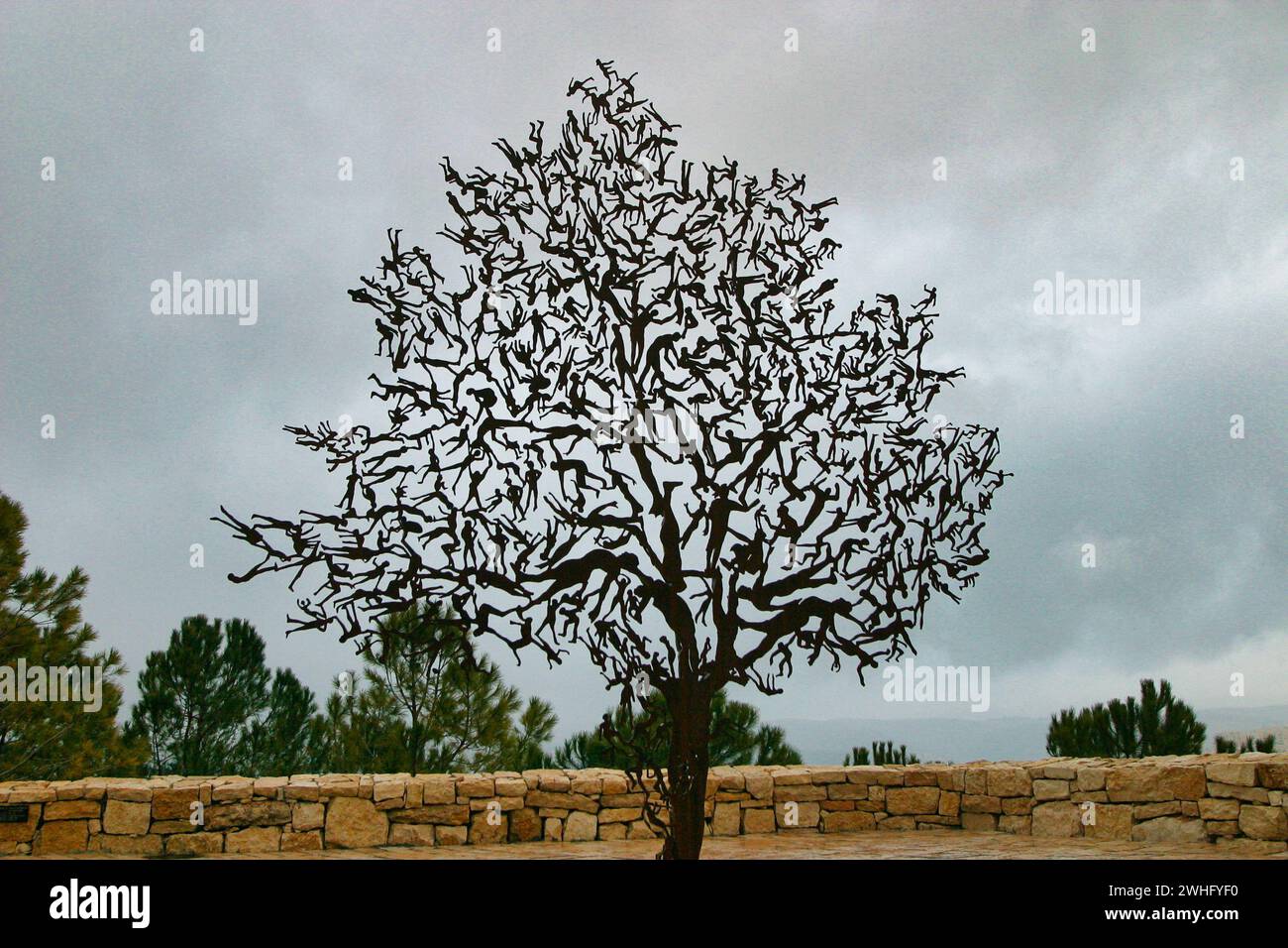 Kunstwerk auf dem AuÃŸengelÃ¤nde von Yad Vashem à Jérusalem. Vue de l'arbre de l'humanité par Zadok Ben-David (2003 ; Corten Stee Banque D'Images