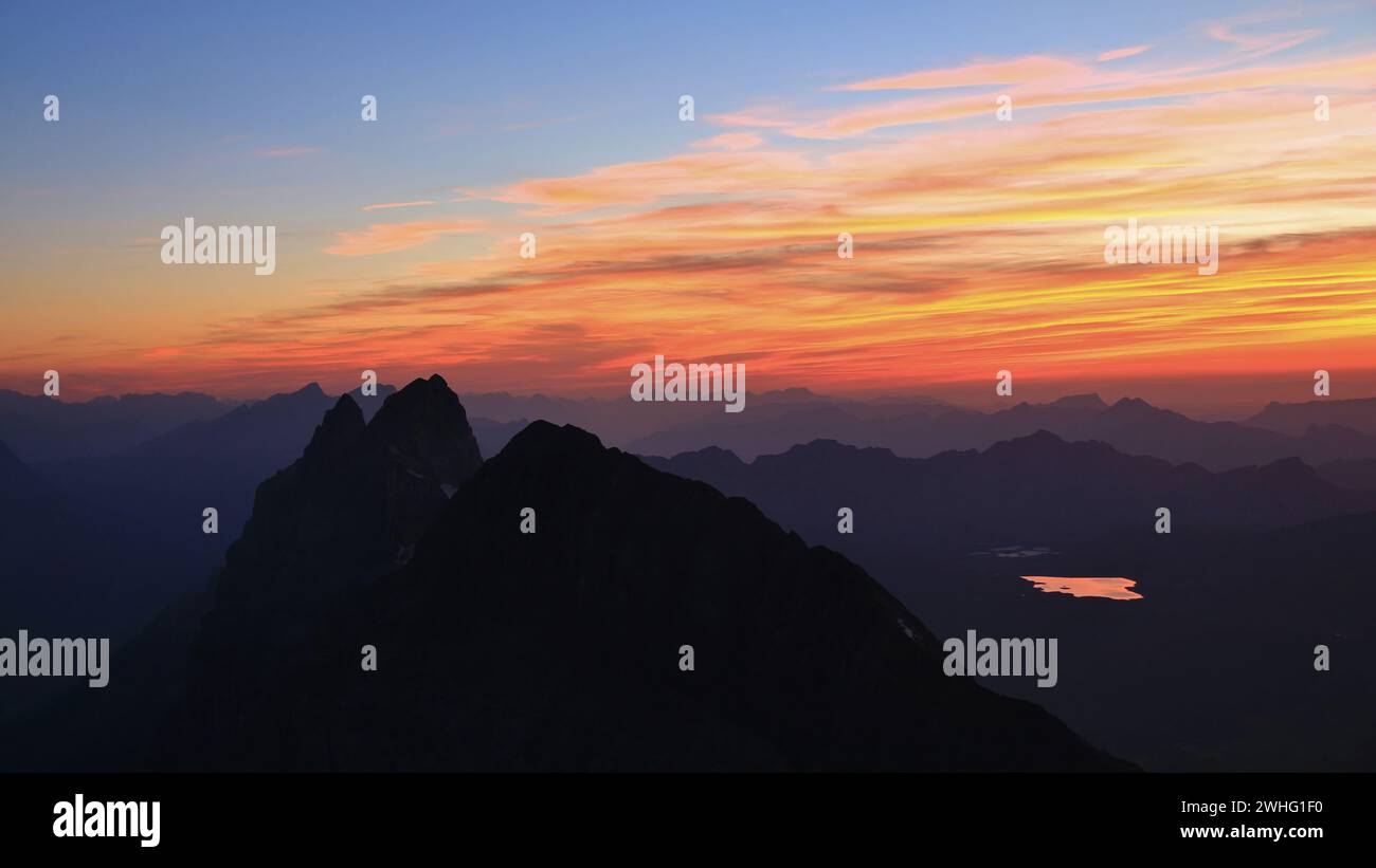 Vue sur le coucher du soleil depuis le mont Titlis. Banque D'Images