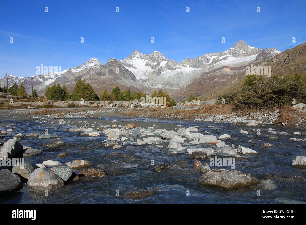 Crique et hautes montagnes à Zermatt. Banque D'Images