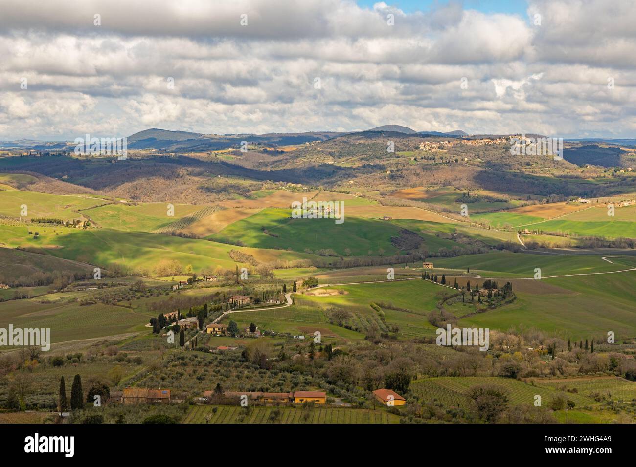 Vue de Montepulciano sur le paysage toscan environnant Banque D'Images