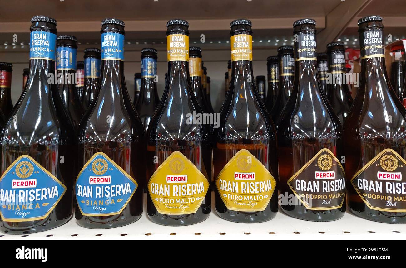 Bouteilles de bière italiennes Gran Riserva par Peroni dans un supermarché Banque D'Images