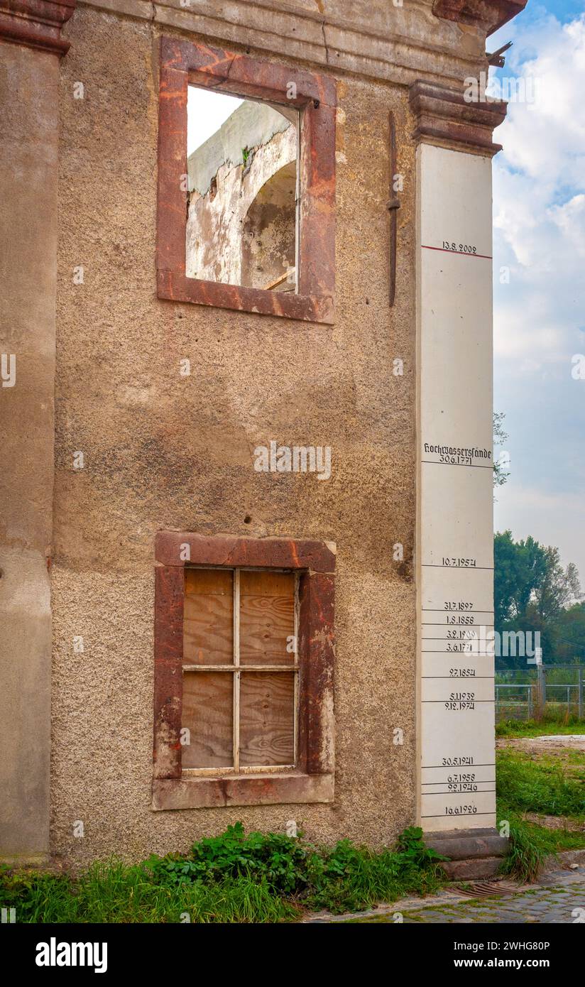 Des marqueurs d'inondation sur les anciennes ruines du moulin Grossmühle à Grimma, en saxe, commémorent l'inondation de mulde en 2002 Banque D'Images