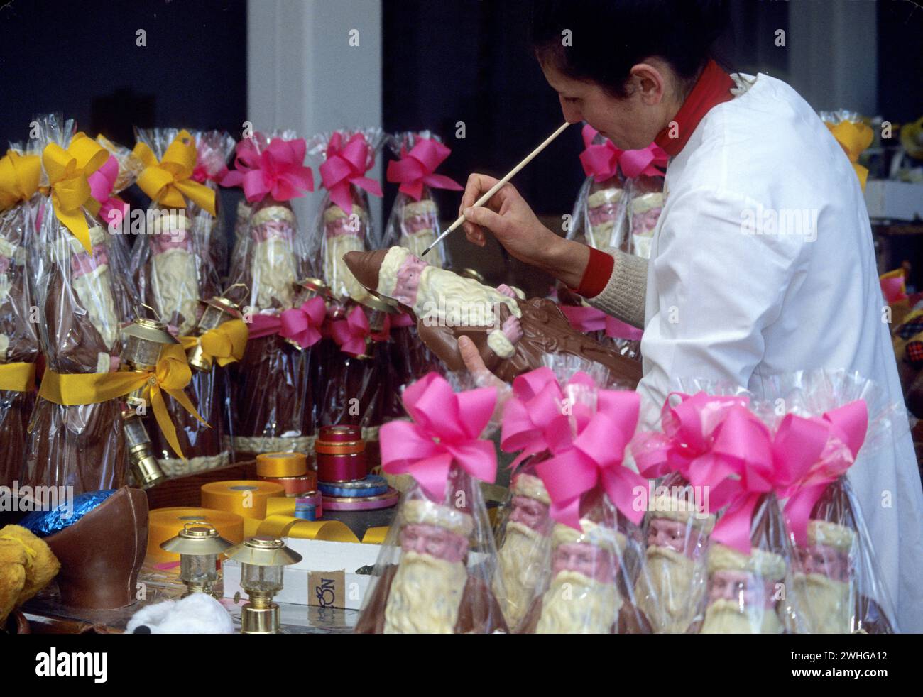 femme de l'industrie du chocolat peignant le chocolat du père noël pour noël Banque D'Images