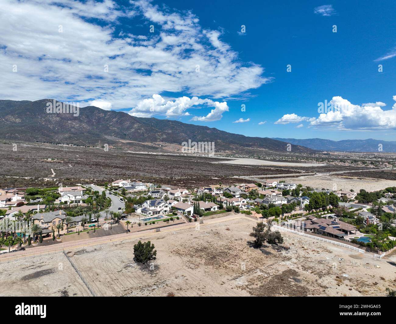 Vue aérienne de Rancho Cucamonga, situé au sud des contreforts des montagnes de San Gabriel et de la forêt nationale d'Angeles Banque D'Images