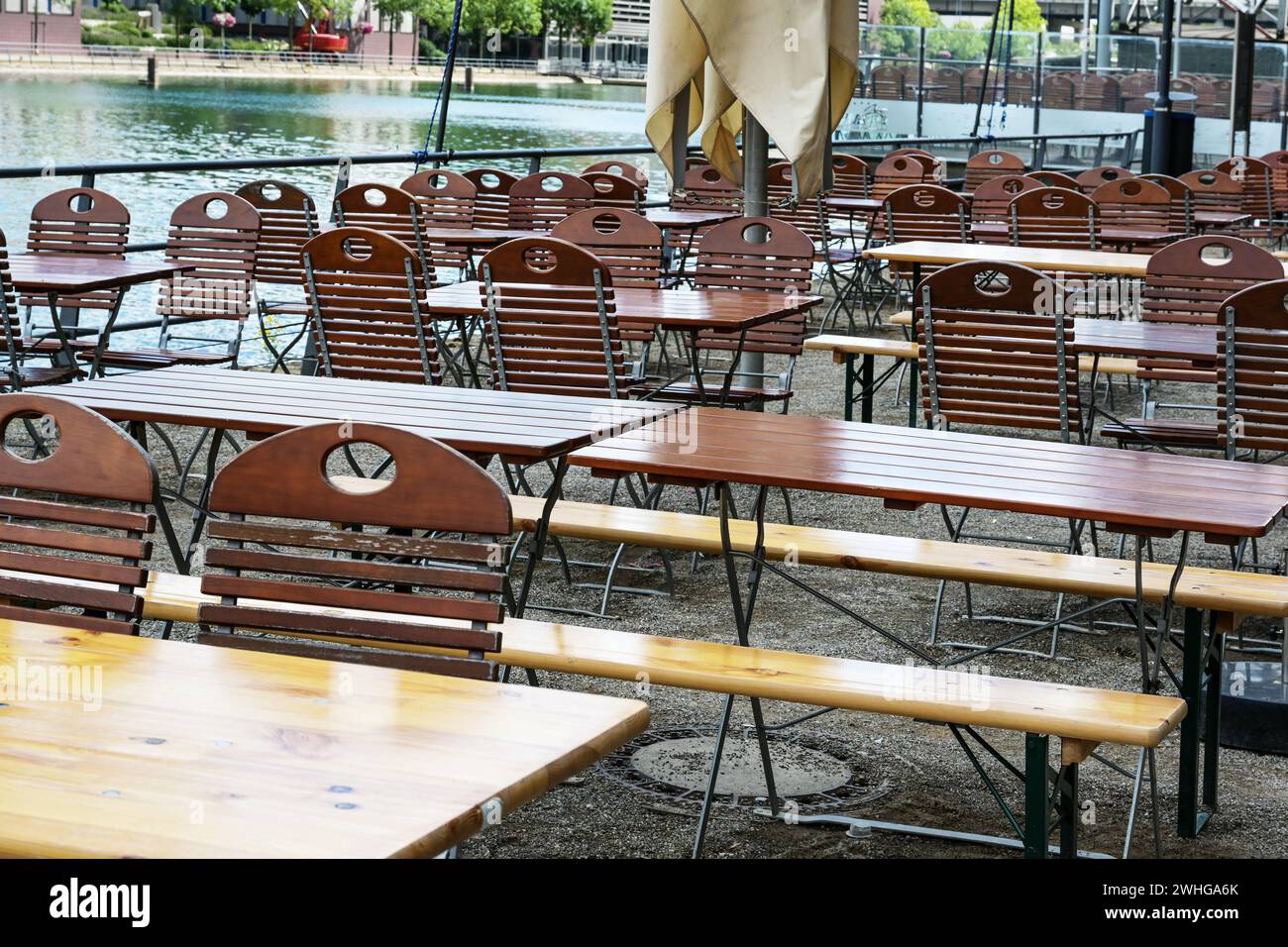 Chaises et tables vides dans un restaurant extérieur attrayant sur les rives du rhin, pénurie de personnel après la pandémie de corona Banque D'Images
