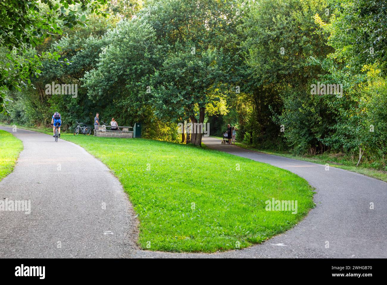 Marcheurs et cyclistes par une belle journée d'été Banque D'Images