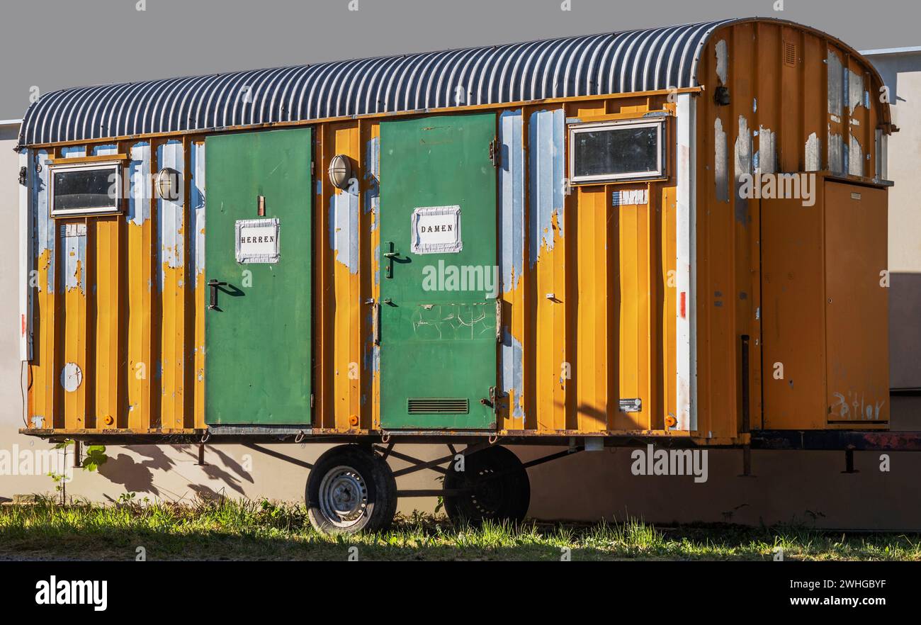 La vieille voiture des toilettes Banque D'Images