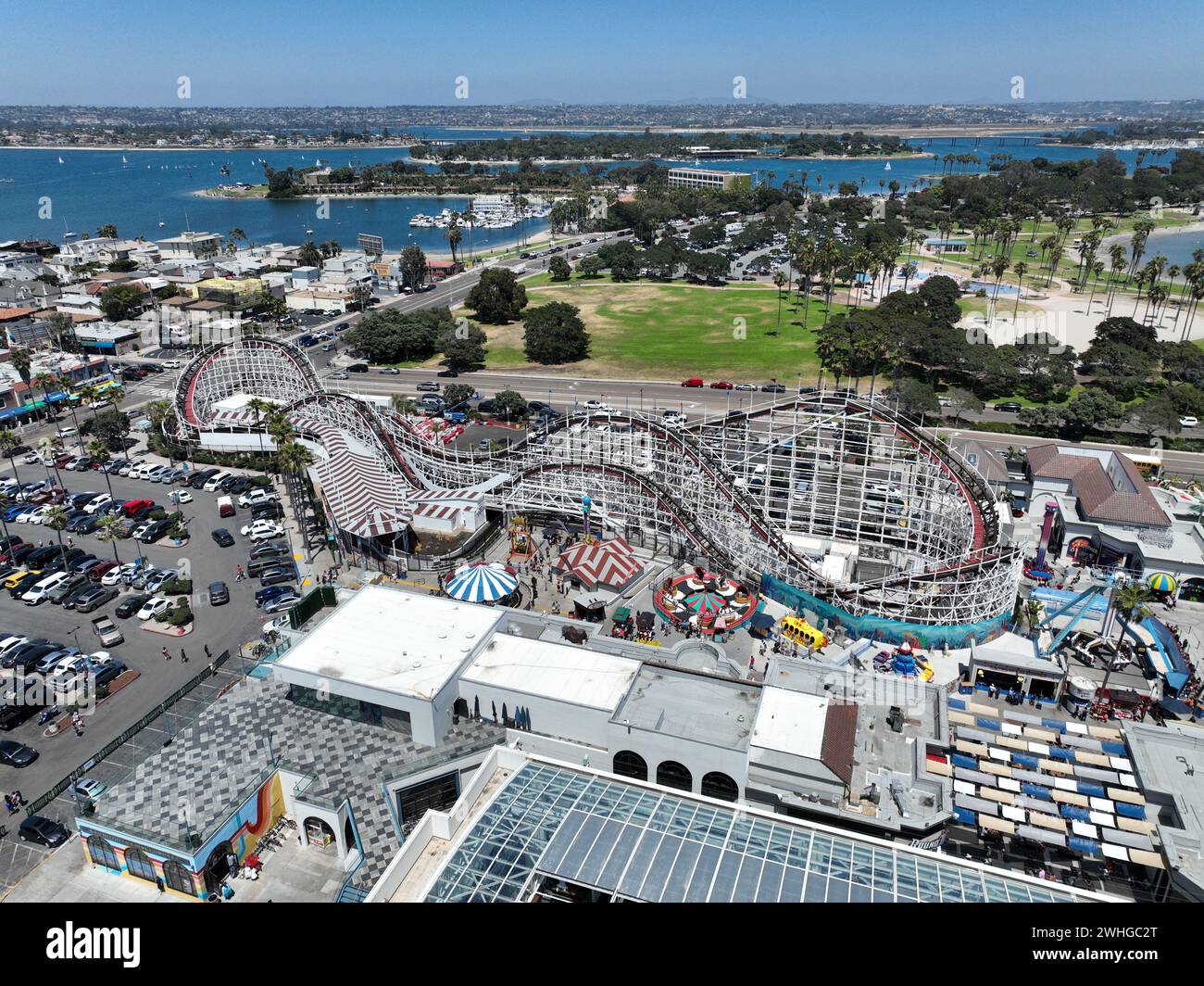 Vue aérienne de Belmont Park, un parc d'attractions construit en 1925 sur la promenade de Mission Beach, San Diego, Californie, États-Unis Banque D'Images