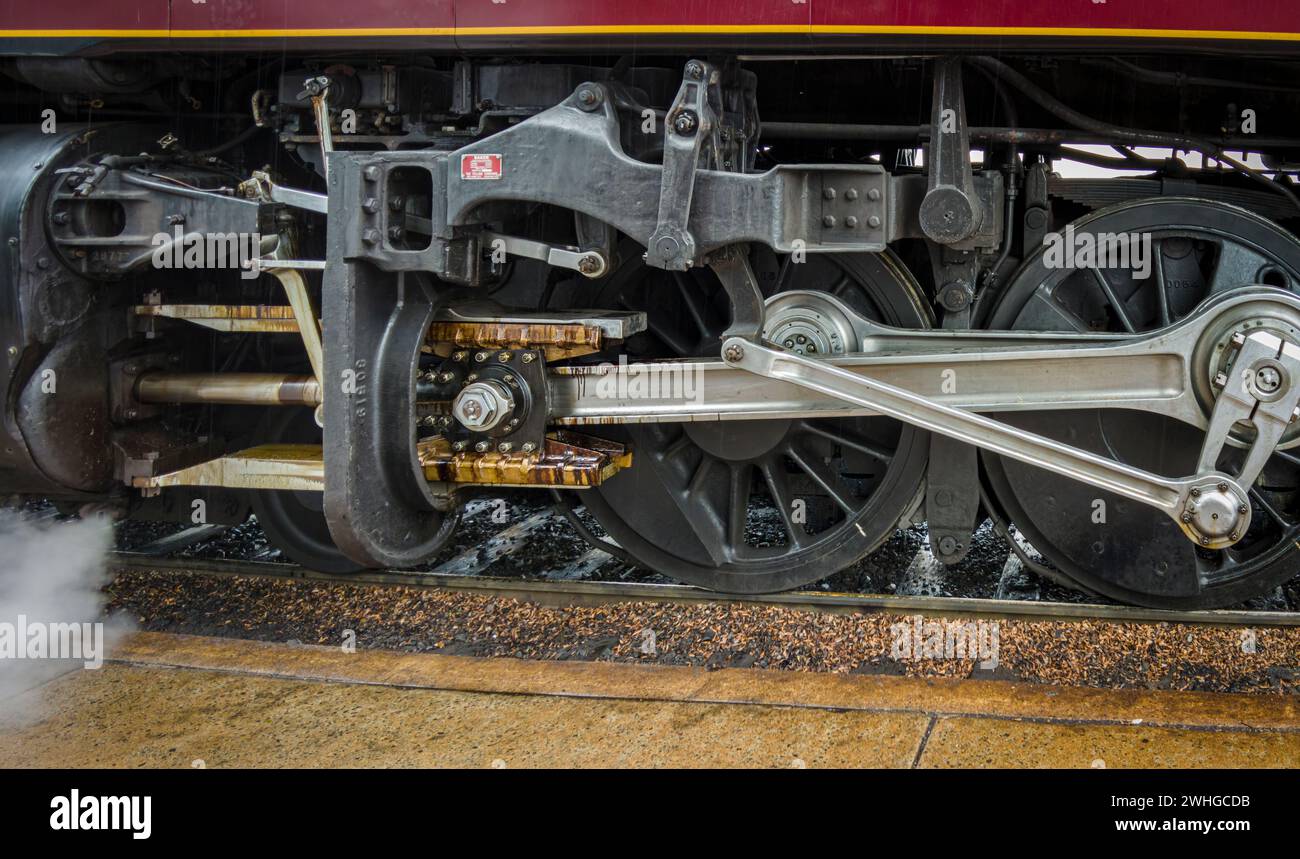 Gros plan des roues motrices en marche d'un train à vapeur Banque D'Images