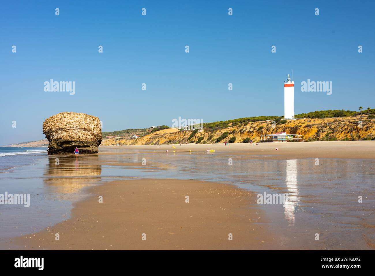 Phare et tour en ruine sur la plage de sable de Matalascanas Banque D'Images