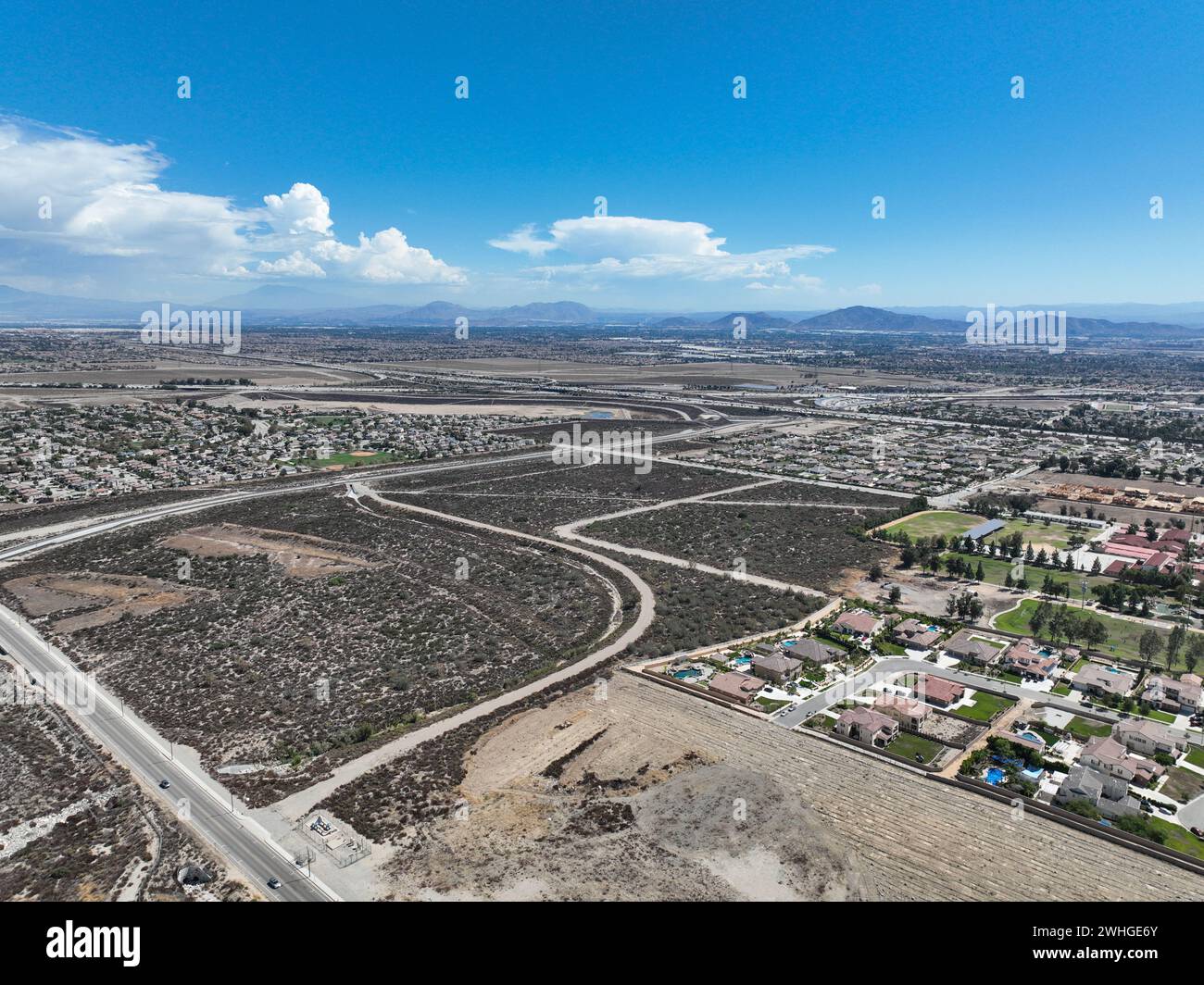 Vue aérienne de Rancho Cucamonga, situé au sud des contreforts des montagnes de San Gabriel et de la forêt nationale d'Angeles Banque D'Images