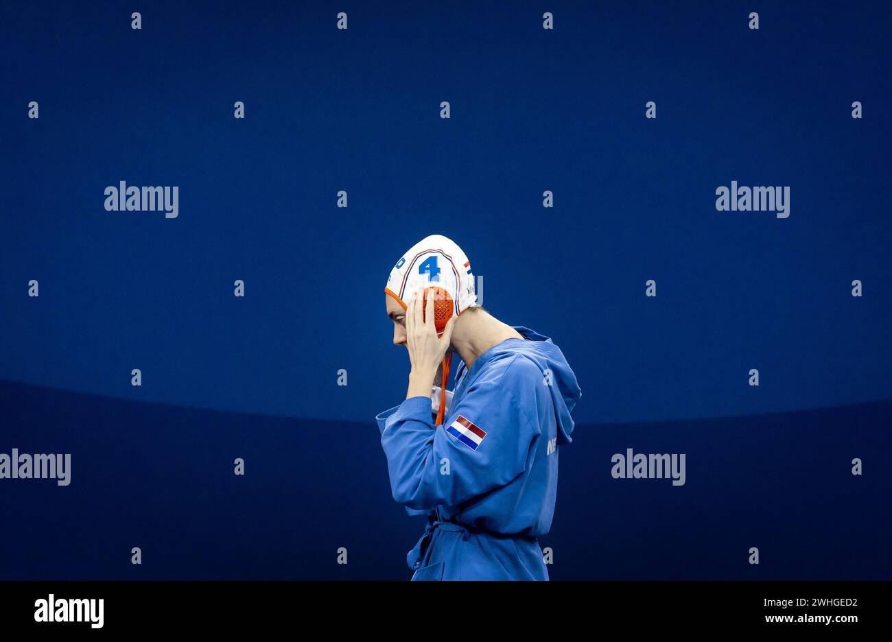 DOHA - Sabrina van der Sloot avant le match de water-polo féminin opposant les pays-Bas et la Chine aux Championnats du monde de natation de la FINA Doha 2024. Le but du match était de se placer en quarts de finale. ANP KOEN VAN WEEL netherlands Out - belgique Out Credit : ANP/Alamy Live News Banque D'Images