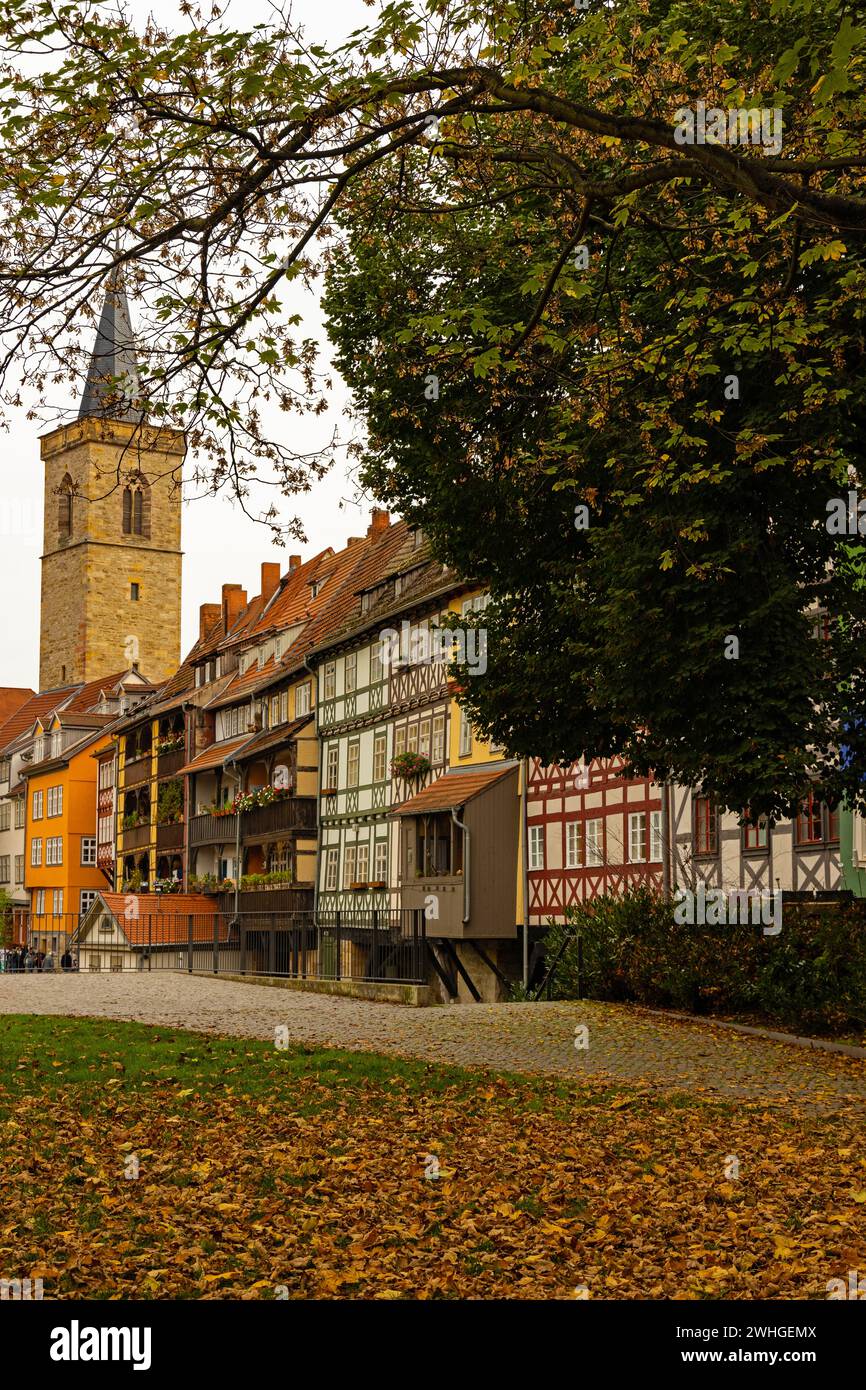 Pont médiéval de marchands à Erfurt en automne Banque D'Images