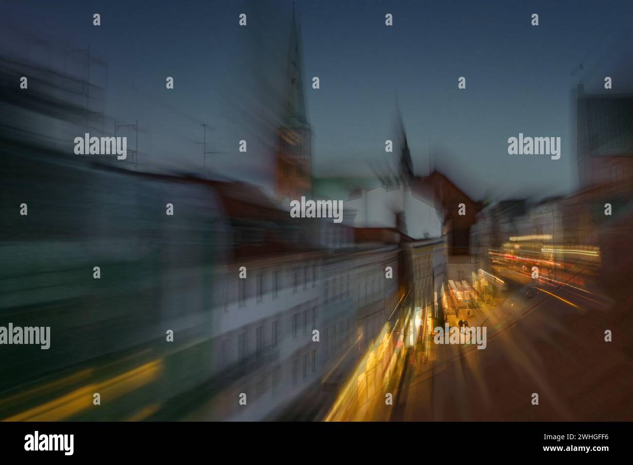 Juste avant la fermeture de LÃ¼beck, les gens vont faire du shopping dans la rue illuminée, tandis que la ville disparaît déjà dans le comi Banque D'Images