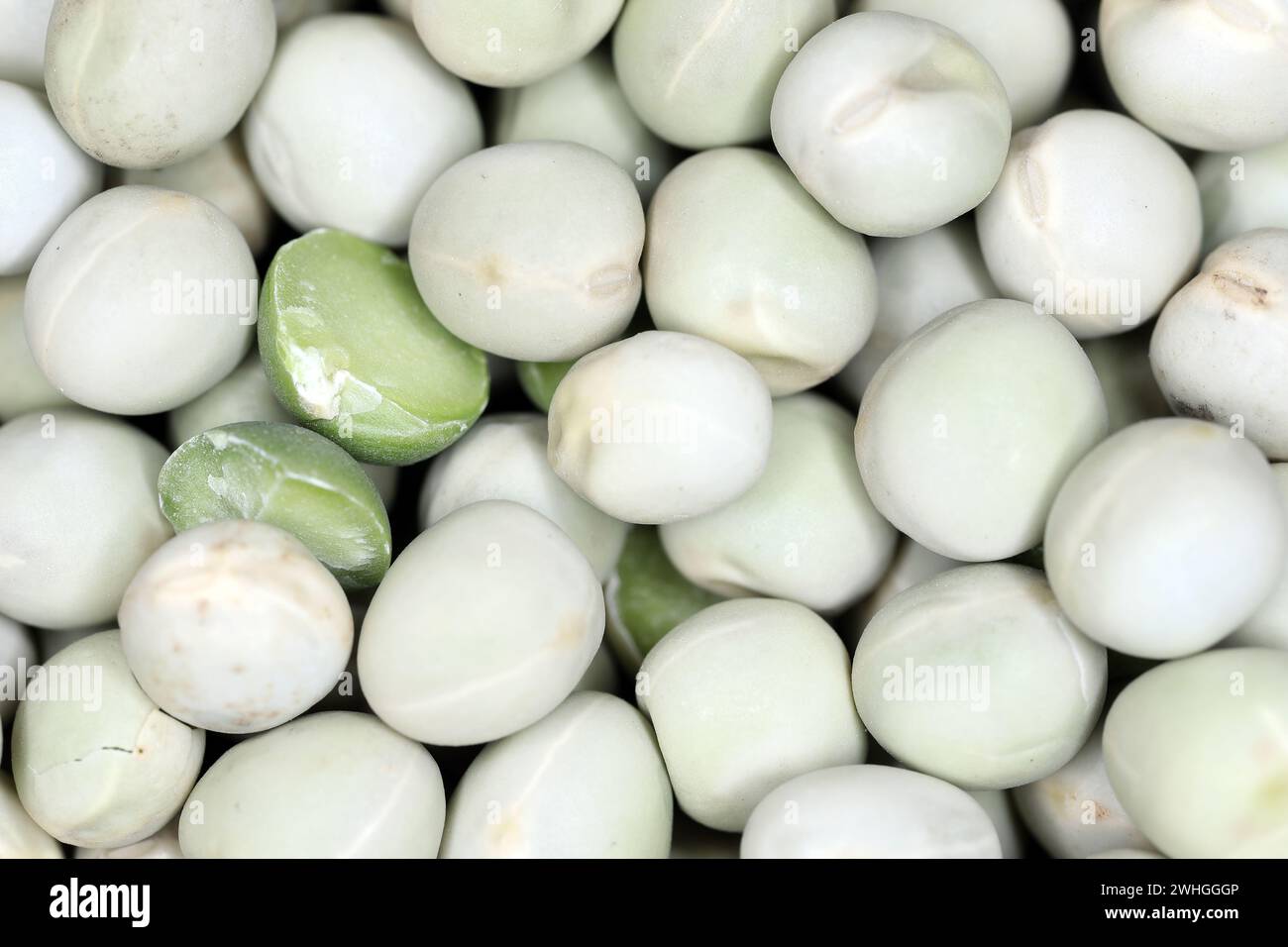 Petits pois verts. Graines entières et cassées. Banque D'Images