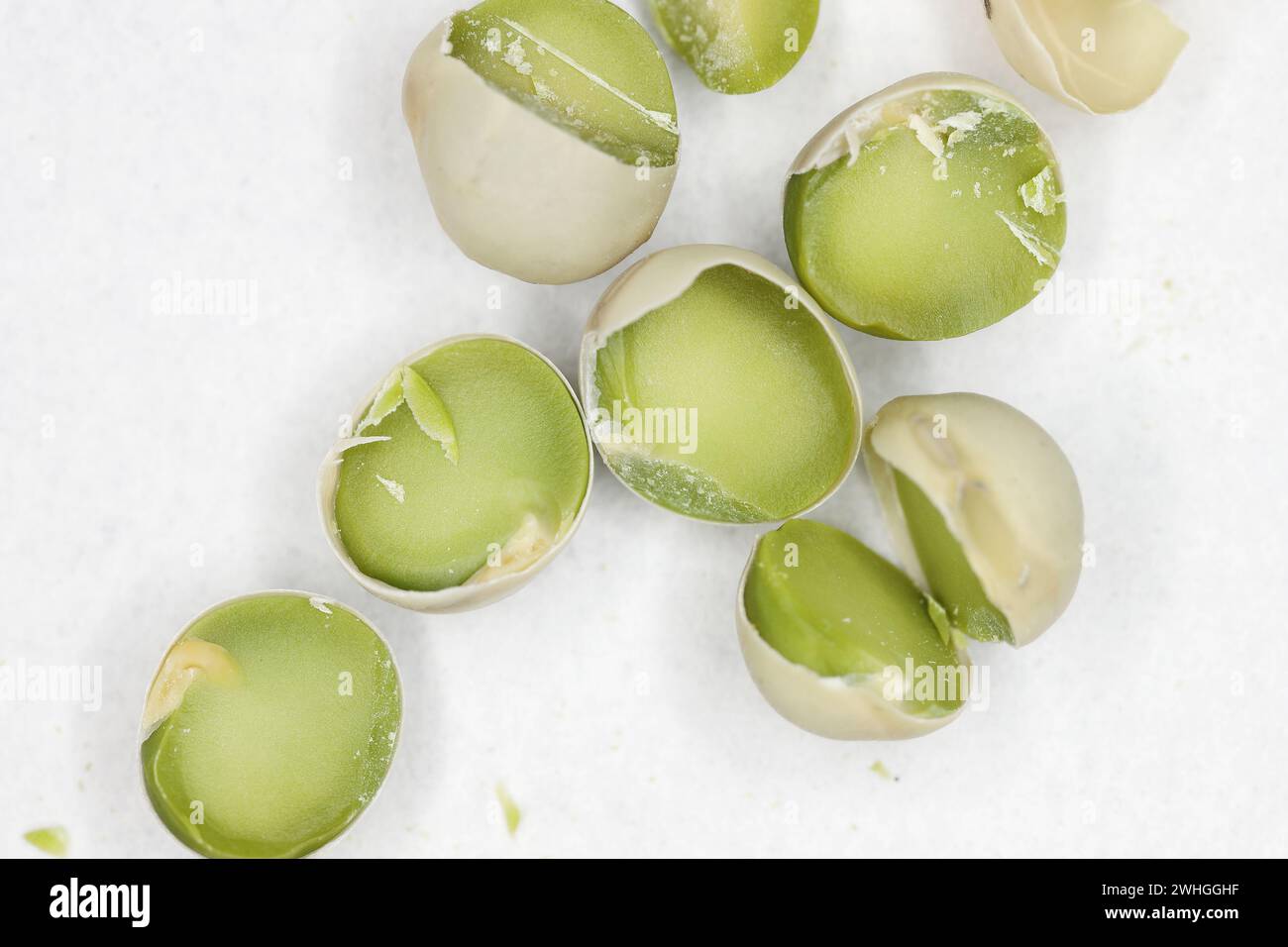 Petits pois verts. Graines cassées. Banque D'Images