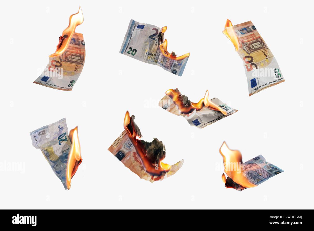 Brûler de l'argent, collecte de vingt et cinquante billets en euros avec des flammes isolées sur un fond blanc, concept financier pour INF Banque D'Images
