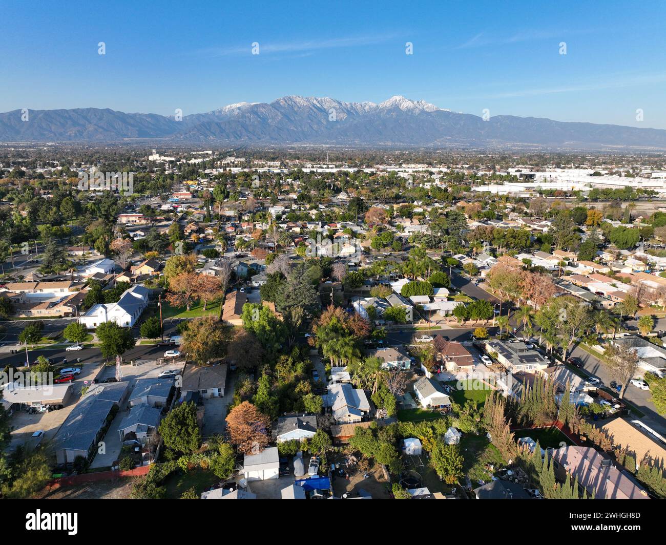 Vue aérienne de la ville d'Ontario en Californie avec des montagnes en arrière-plan Banque D'Images