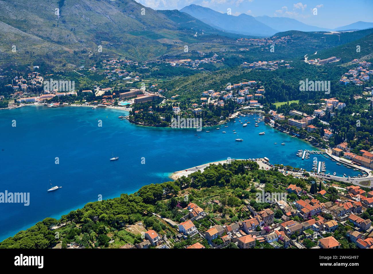 Vue aérienne de Cavtat et de l'hôtel Albatros sur la côte de la Croatie juste au sud de Dubrovnik. Banque D'Images