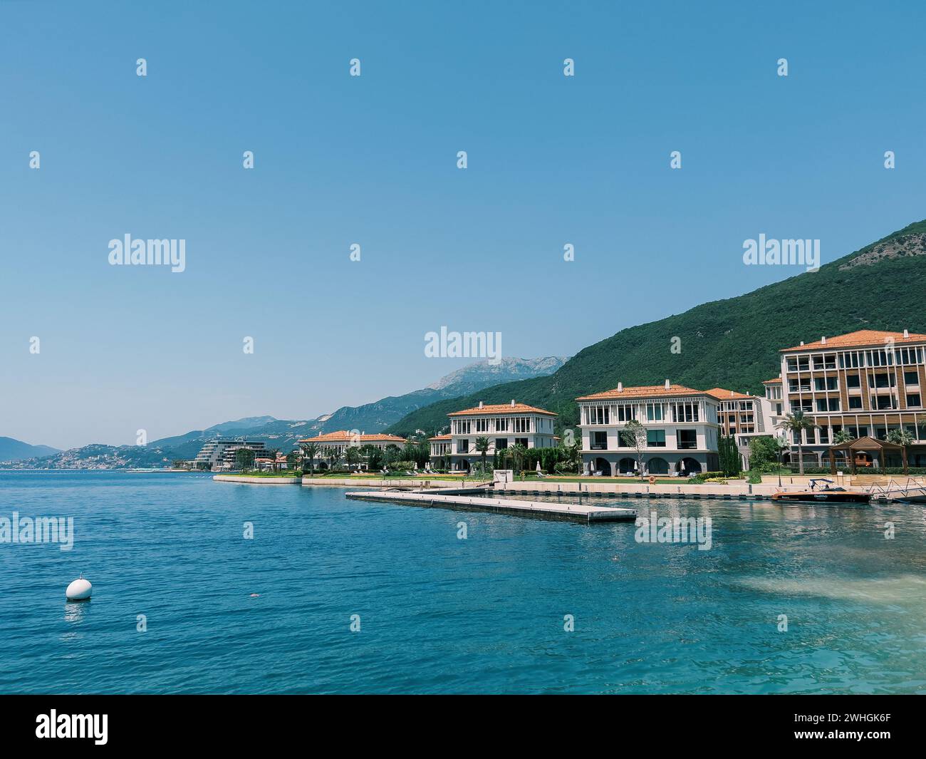 Hôtel complexe un et unique Portonovi au pied des montagnes sur la rive de la baie de Kotor Banque D'Images