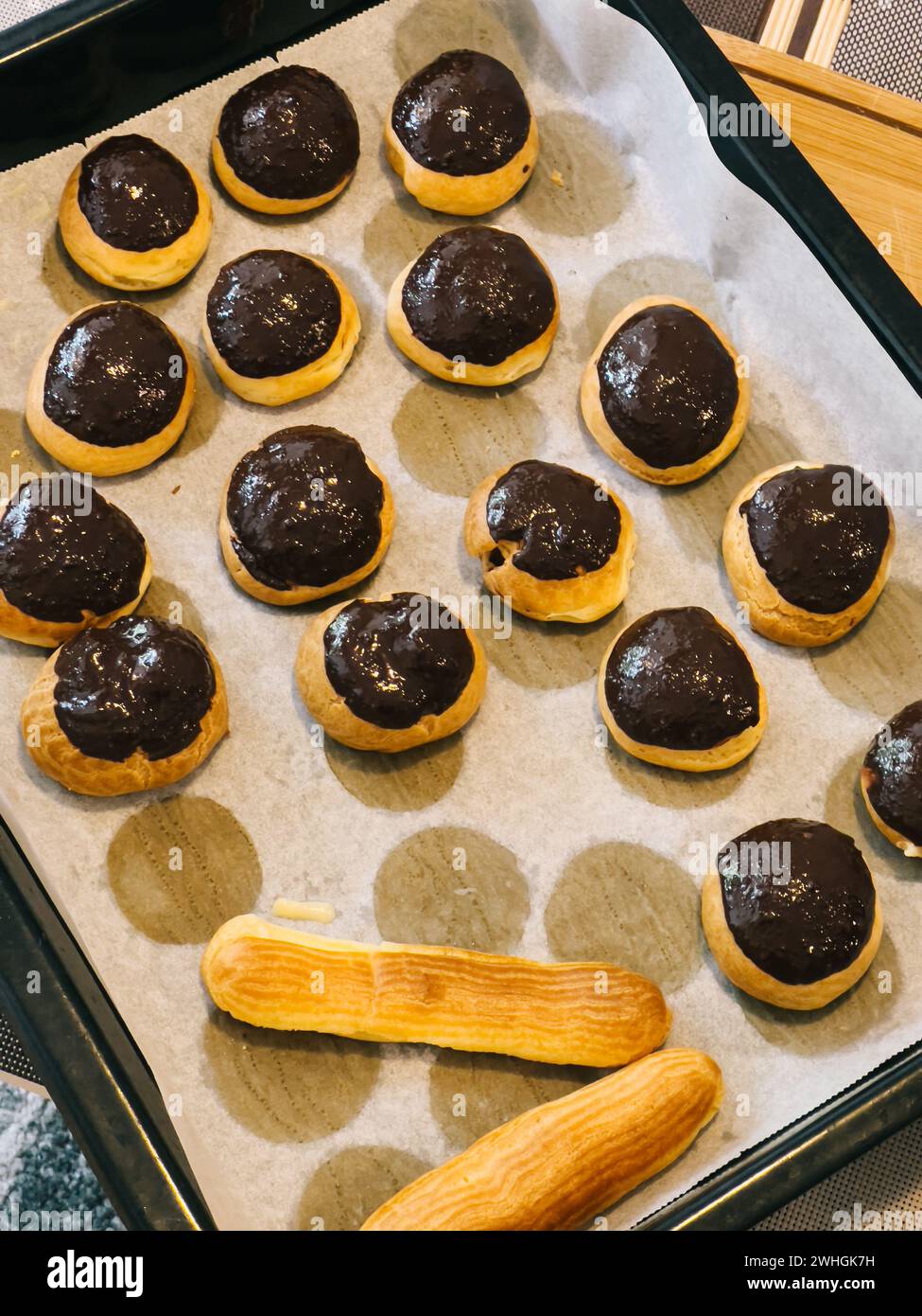Les gâteaux de choux aux craquelins sont sur une plaque de cuisson Banque D'Images