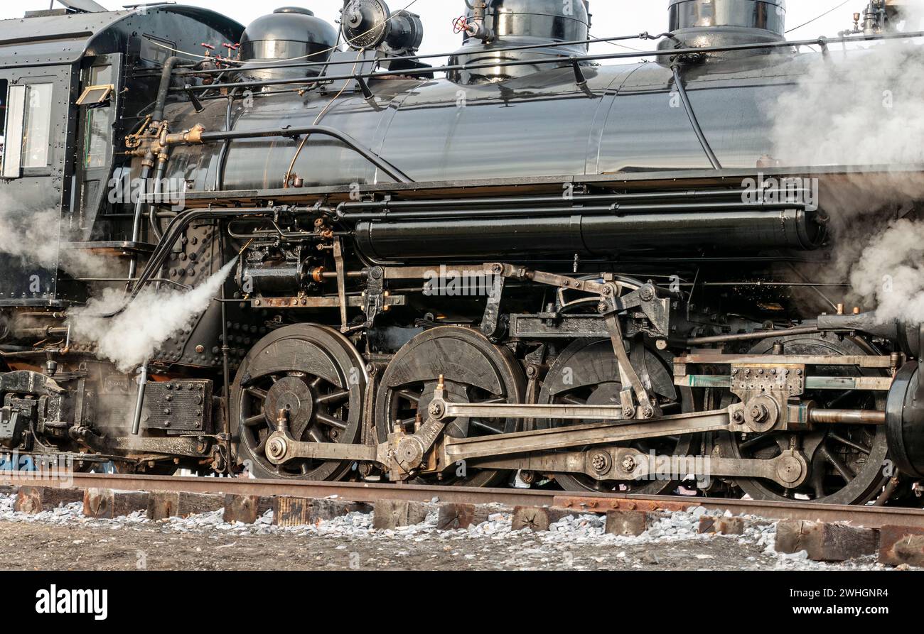 Vue rapprochée du train de roulement à voie étroite d'une locomotive à vapeur restaurée Banque D'Images