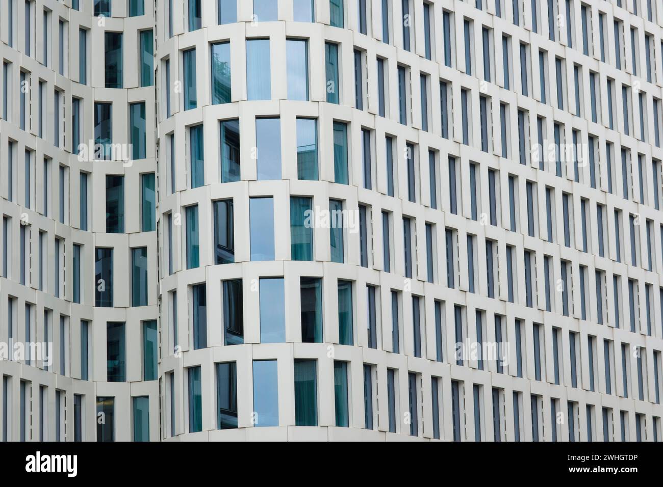 Façade moderne avec fenêtres Banque D'Images