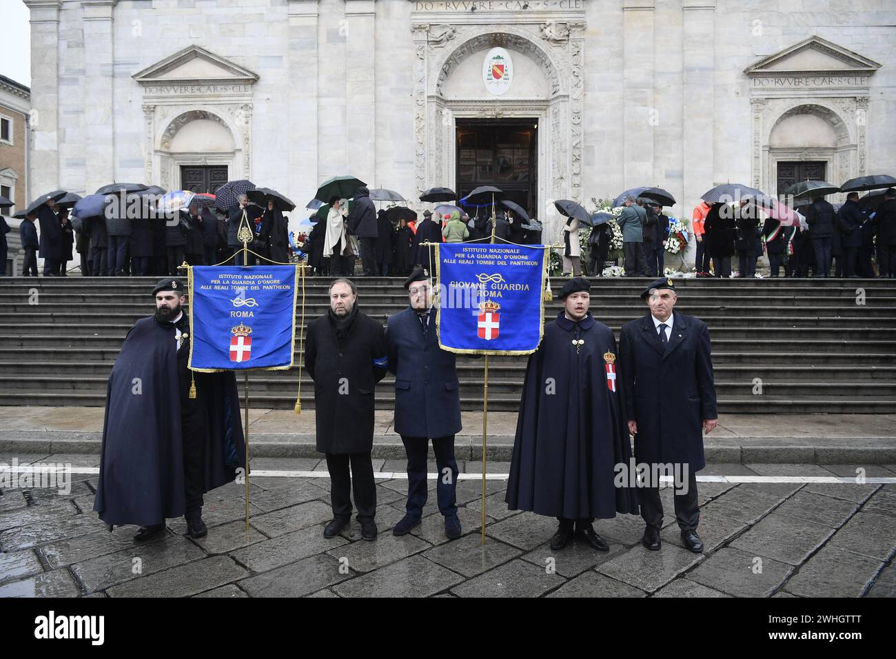 Istituto Nazionale per la guardia d'Onore alle reali tombe del Pantheon al funerale di Vittorio Emanuele di Savoia (86 anni) nel Duomo di Torino, Basilica Cattedrale Metropolitana di San Giovanni Battista.Vittorio Emanuele di Savoia (morto il 3 febbraio 2024 nella sua casa di Ginevra) figlio di Umberto II (ultimo Re d'Italia) e di Maria José del Belgio. Cronaca - Torino, Italia - Sabato 10 febbraio 2024 (Foto di Fabio Ferrari/LaPresse) Institut national de la Garde d'honneur aux tombeaux royaux du Panthéon aux funérailles de Vittorio Emanuele de Savoie (86 ans) à la cathédrale de Turin Banque D'Images