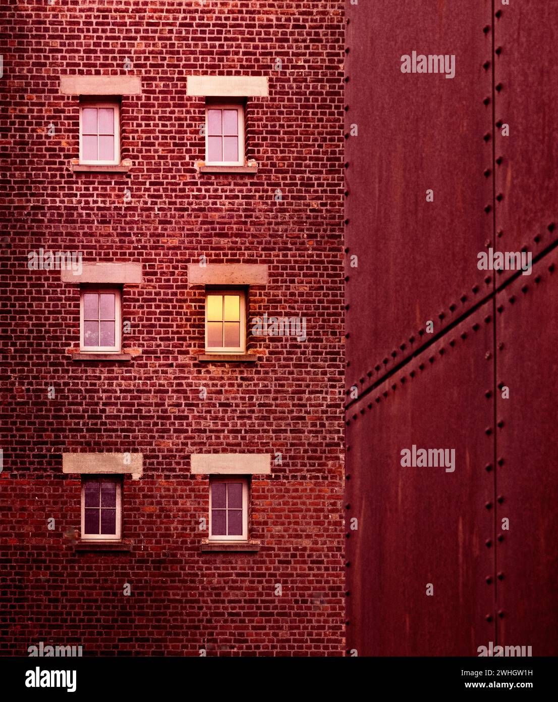 Un bâtiment en brique rouge vif avec des fenêtres Banque D'Images