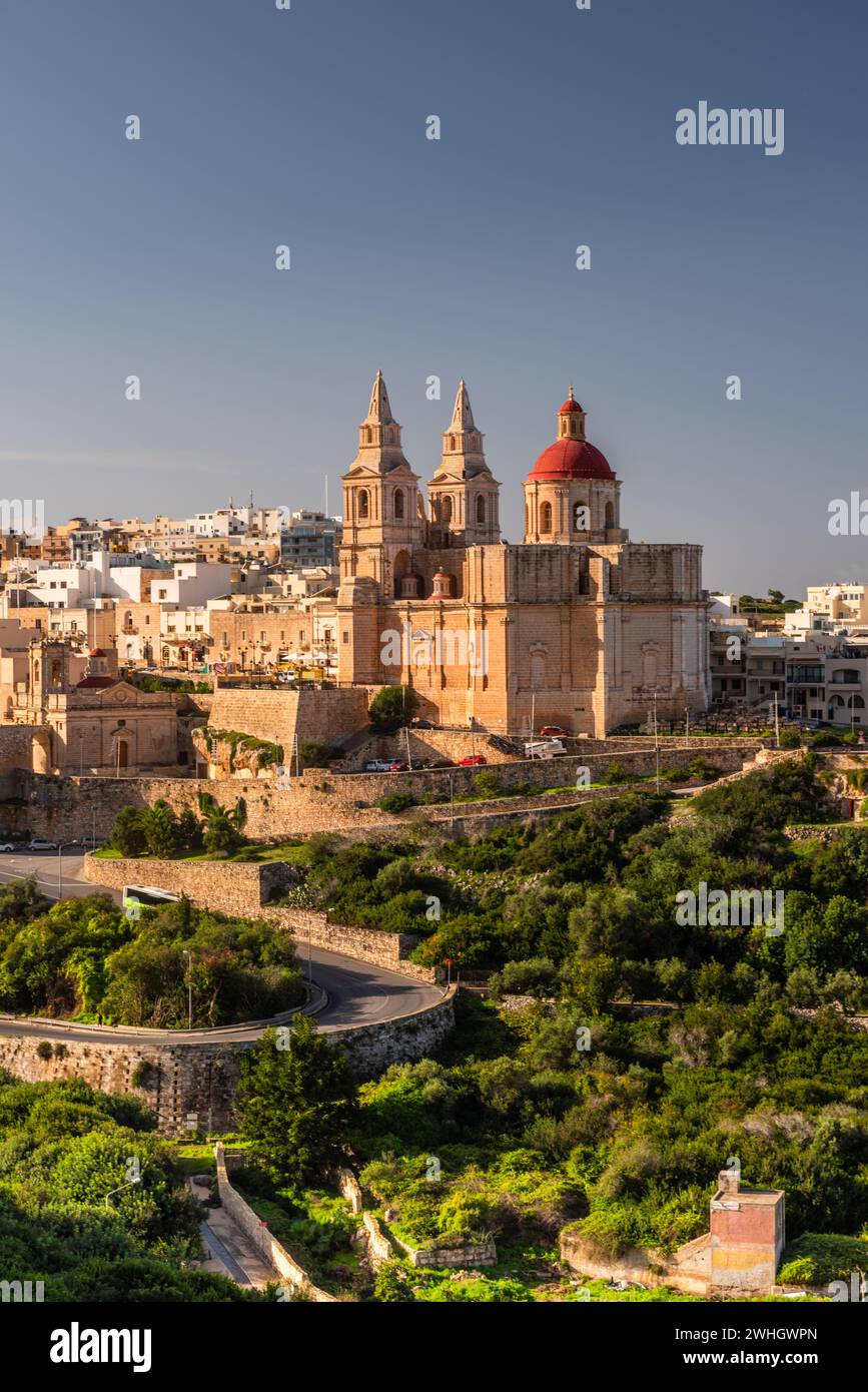 Il-Mellieha, Malte - ville de Mellieha par jour ensoleillé avec l'église de Paris au sommet de la colline Banque D'Images