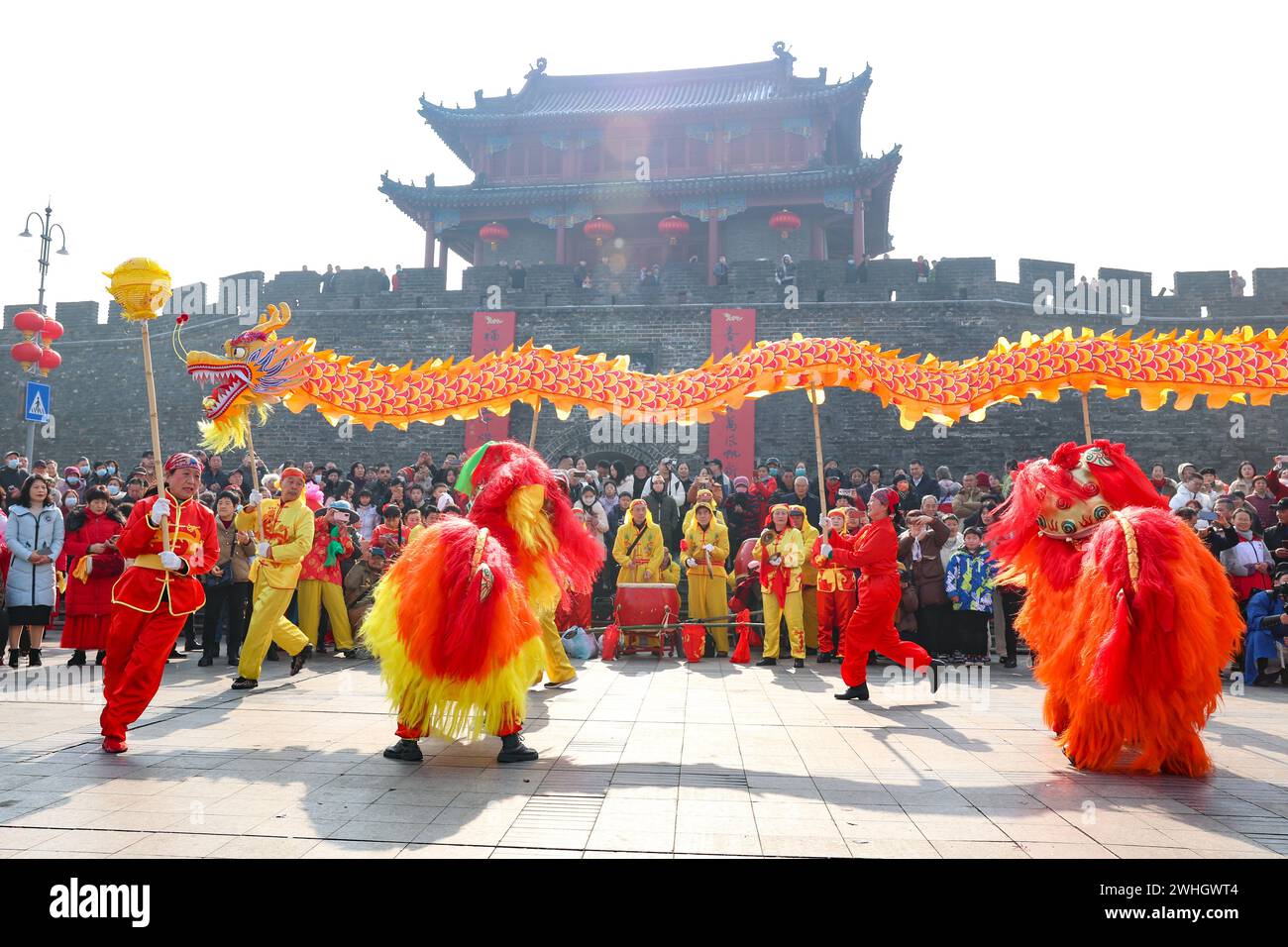 Pékin, province chinoise du Hubei. 10 février 2024. Les gens exécutent une danse du dragon dans la ville de Xiangyang, province du Hubei en Chine centrale, le 10 février 2024. Le Festival du printemps tombe le 10 février de cette année. Crédit : Yang Dong/Xinhua/Alamy Live News Banque D'Images
