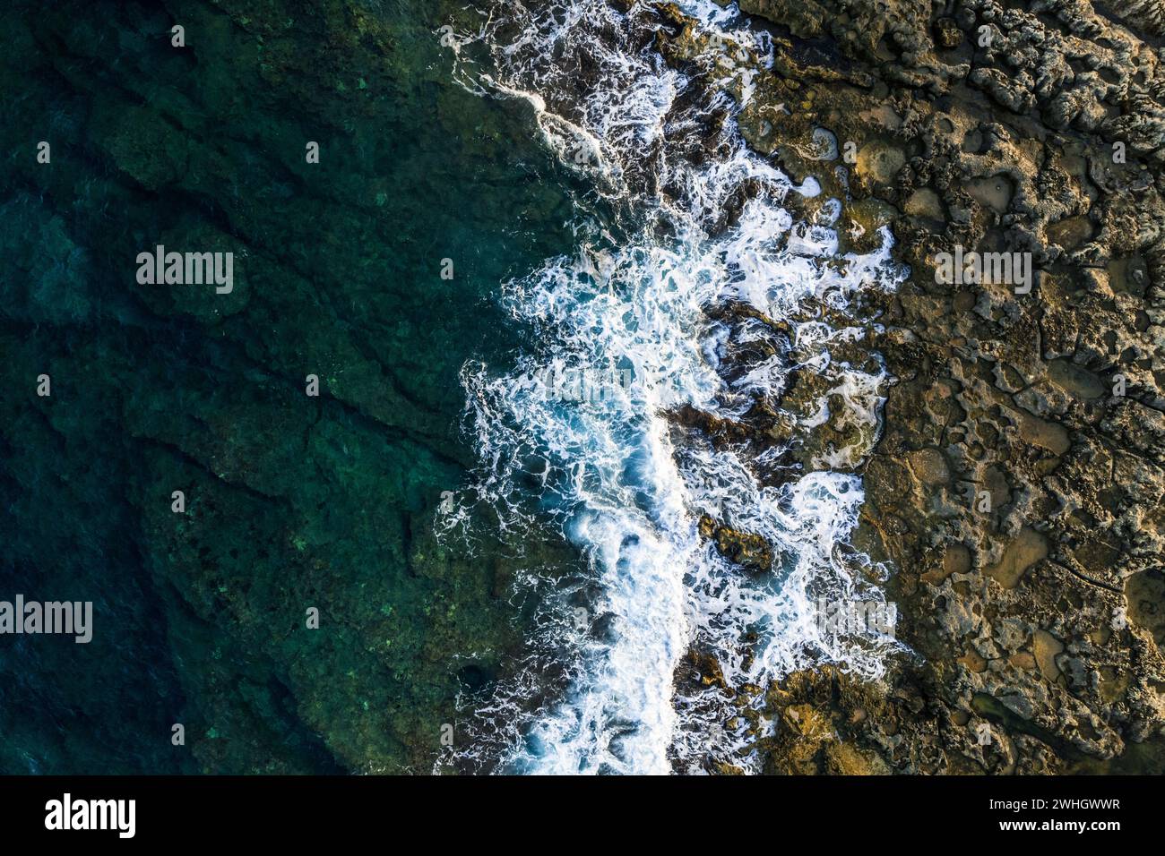 Vagues de l'océan s'écrasant sur les rochers sur la plage, vue aérienne drone Banque D'Images
