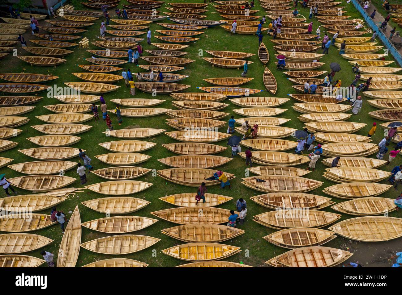 Vue aérienne de centaines de petits bateaux en bois sont alignés pour la vente sur le plus grand marché de bateaux traditionnels à Manikganj, Bangladesh. Banque D'Images