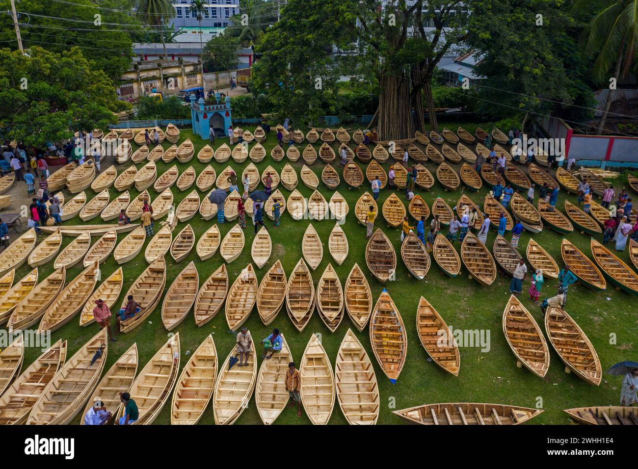 Vue aérienne de centaines de petits bateaux en bois sont alignés pour la vente sur le plus grand marché de bateaux traditionnels à Manikganj, Bangladesh. Banque D'Images