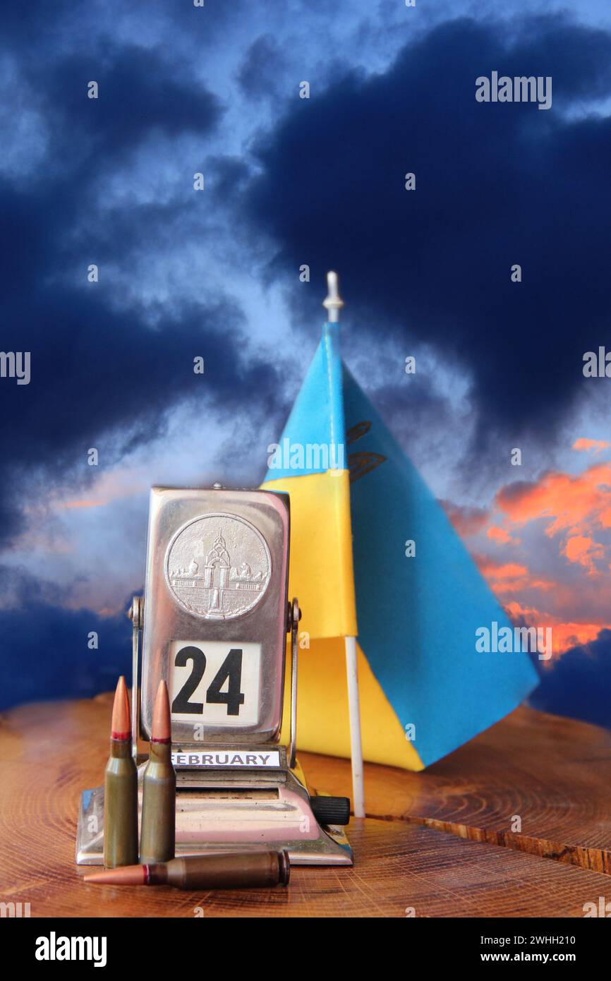 Le 24 février est la date de début de la guerre entre la Russie et l'Ukraine. Balles, calendrier vintage et ukrainien Banque D'Images