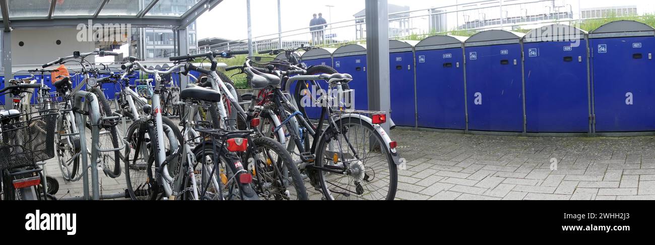 Parking couvert à vélo avec garages à vélo à la gare Banque D'Images