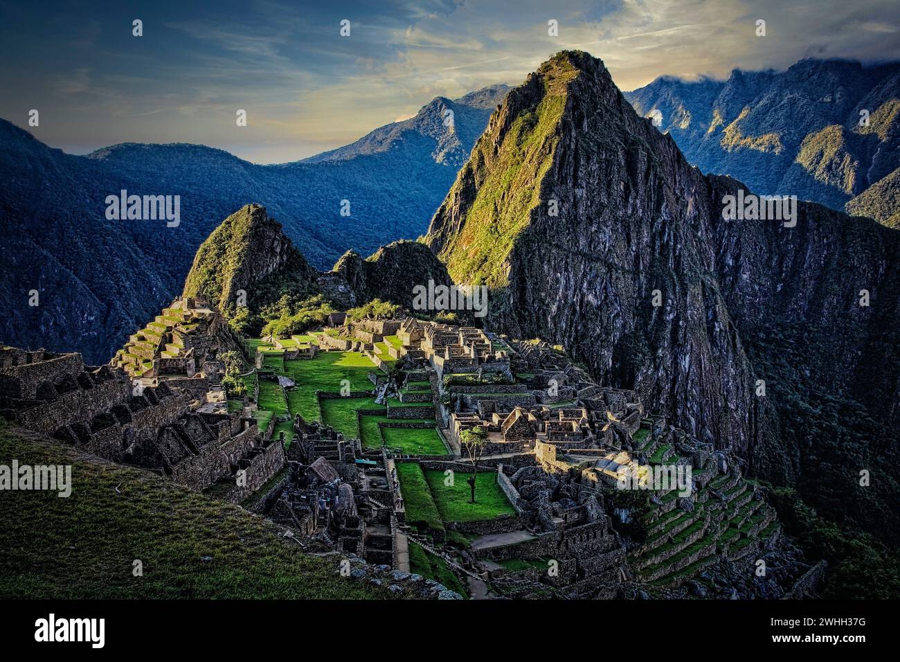 Machu Picchu avec Huayna Picchu s'élevant en arrière-plan sur le site de Machu Picchu dans les Andes du Pérou. Banque D'Images