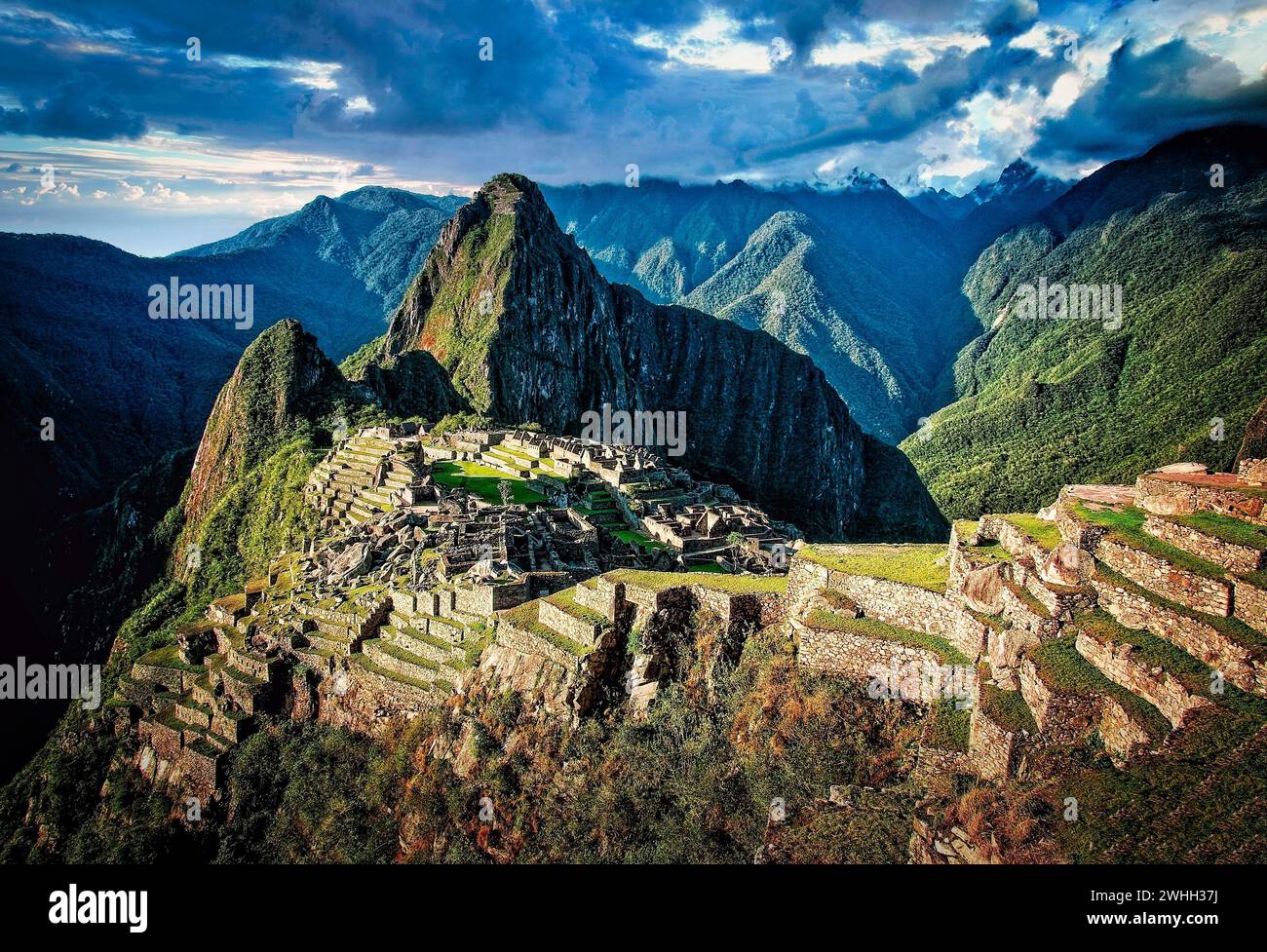 L'ancienne ville perdue de Machu Picchu, au Pérou comme découverte dans les montagnes des Andes. Banque D'Images