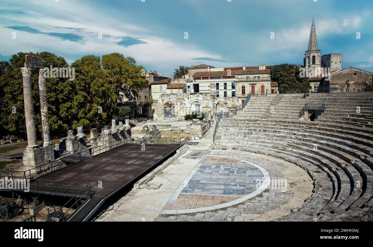 L'ancien théâtre classique romaine (Théâtre Antique) à Arles, France. Banque D'Images