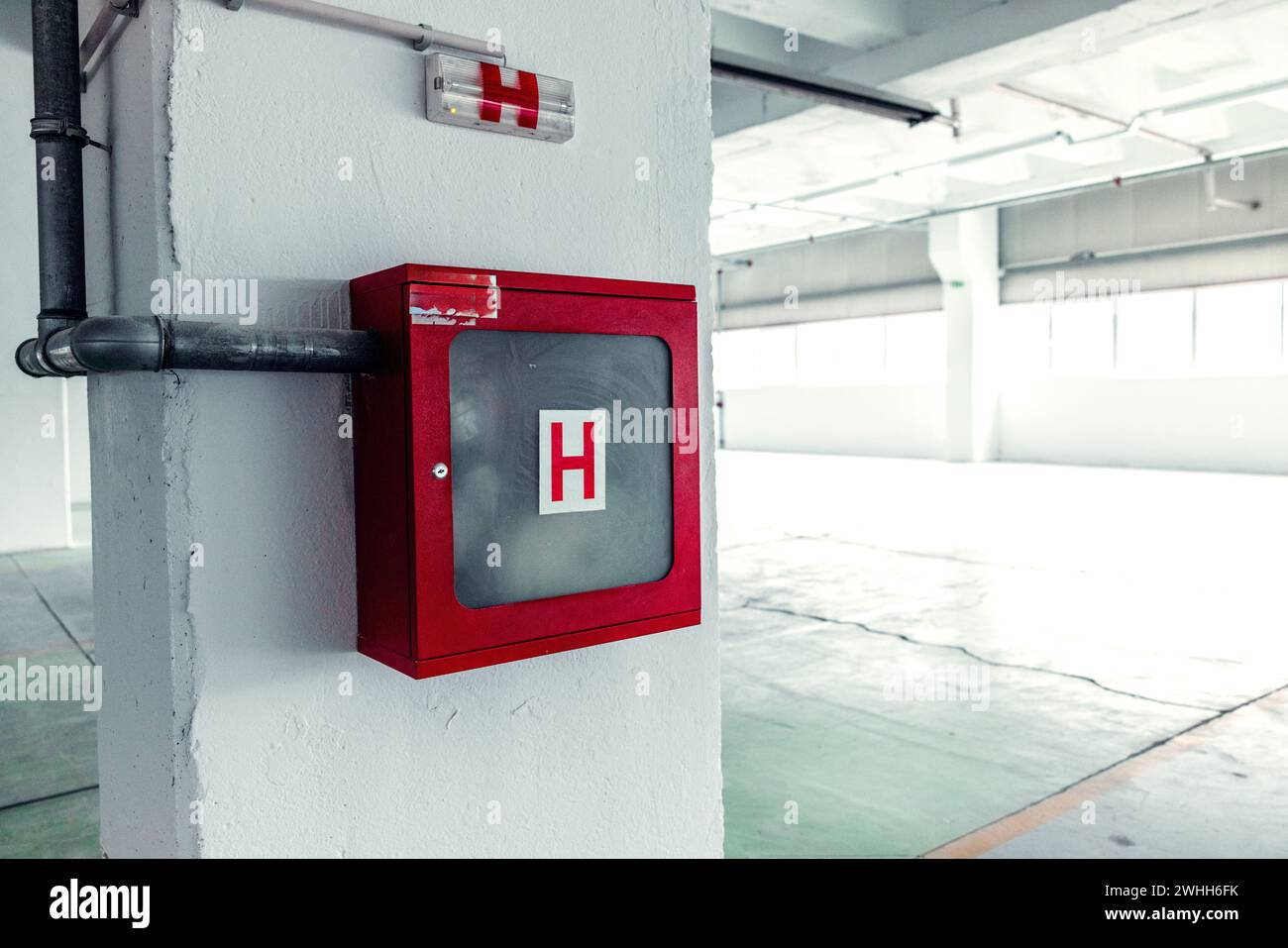 préparation pour la conflagration d'urgence, armoire de protection incendie avec signe dans un bâtiment industriel Banque D'Images