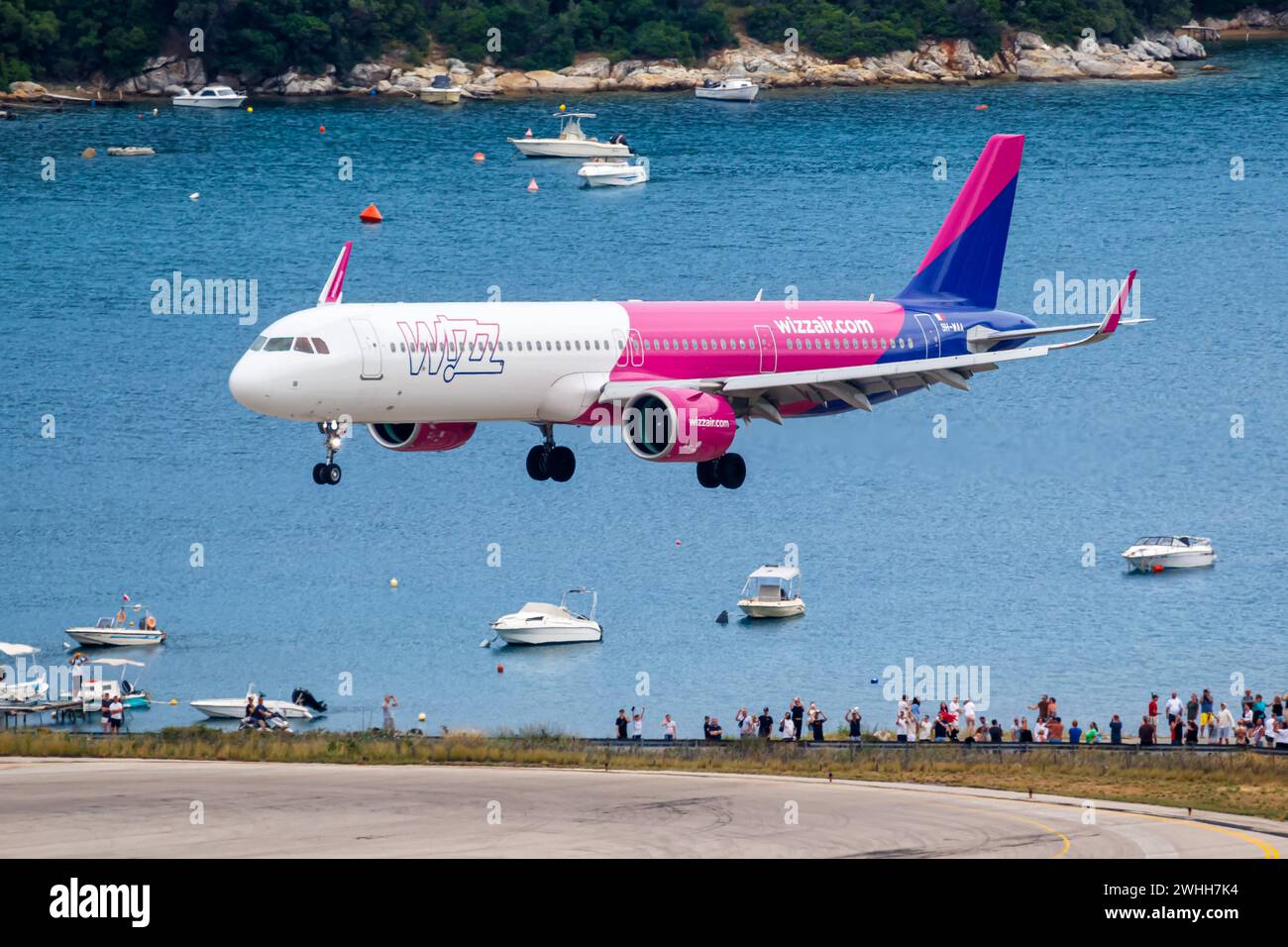 Skiathos, Grèce - 29 juin 2023 : un Airbus A321neo de Wizzair avec le drapeau 9H-WAA à l'aéroport de Skiathos (JSI) en Grèce. Banque D'Images