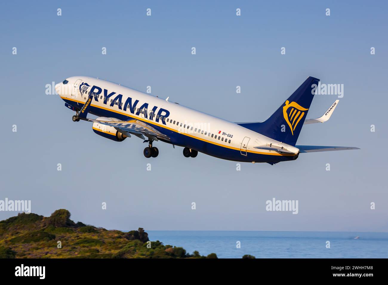 Skiathos, Grèce - 24 juin 2023 : un Boeing 737-800 Ryanair avec le drapeau 9H-QAQ à l'aéroport de Skiathos (JSI) en Grèce. Banque D'Images