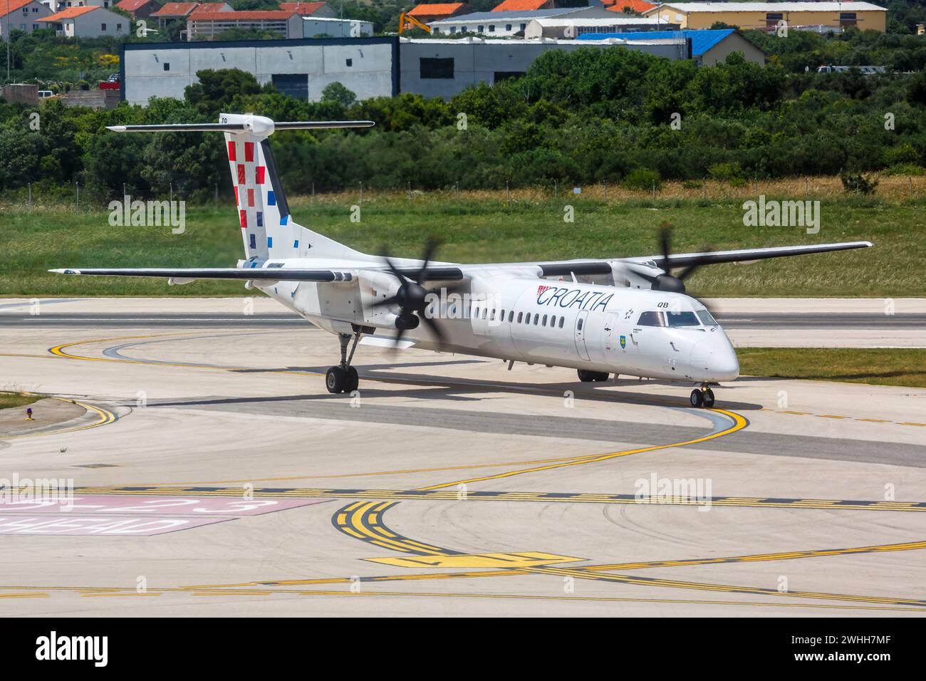 Split, Croatie - 1er juin 2023 : un avion Croatia Airlines de Havilland Canada Dash 8 Q400 avec le numéro 9A-CQB à l'aéroport de Split (SPU) en Croatie. Banque D'Images