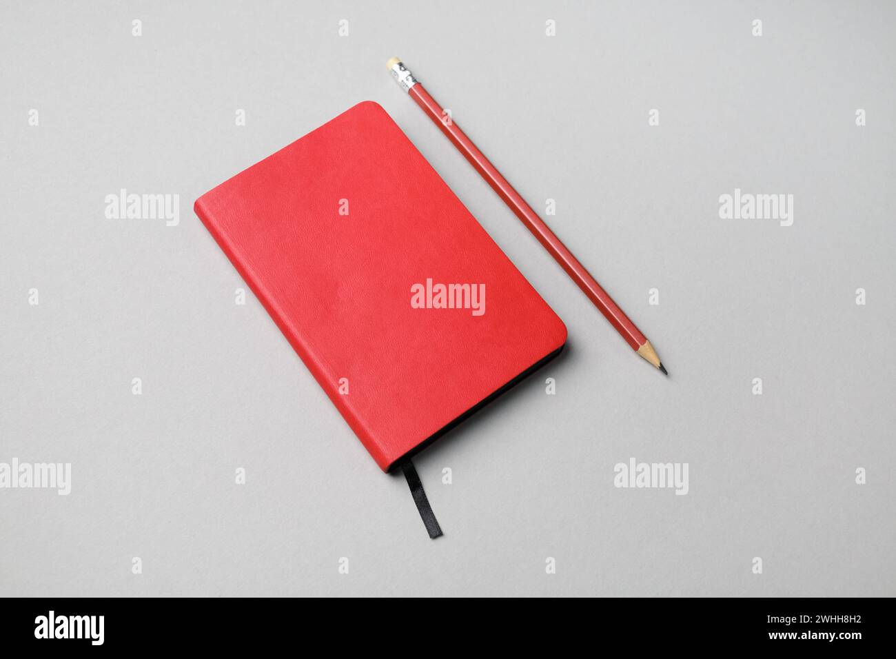 Cahier rouge et crayon Banque D'Images