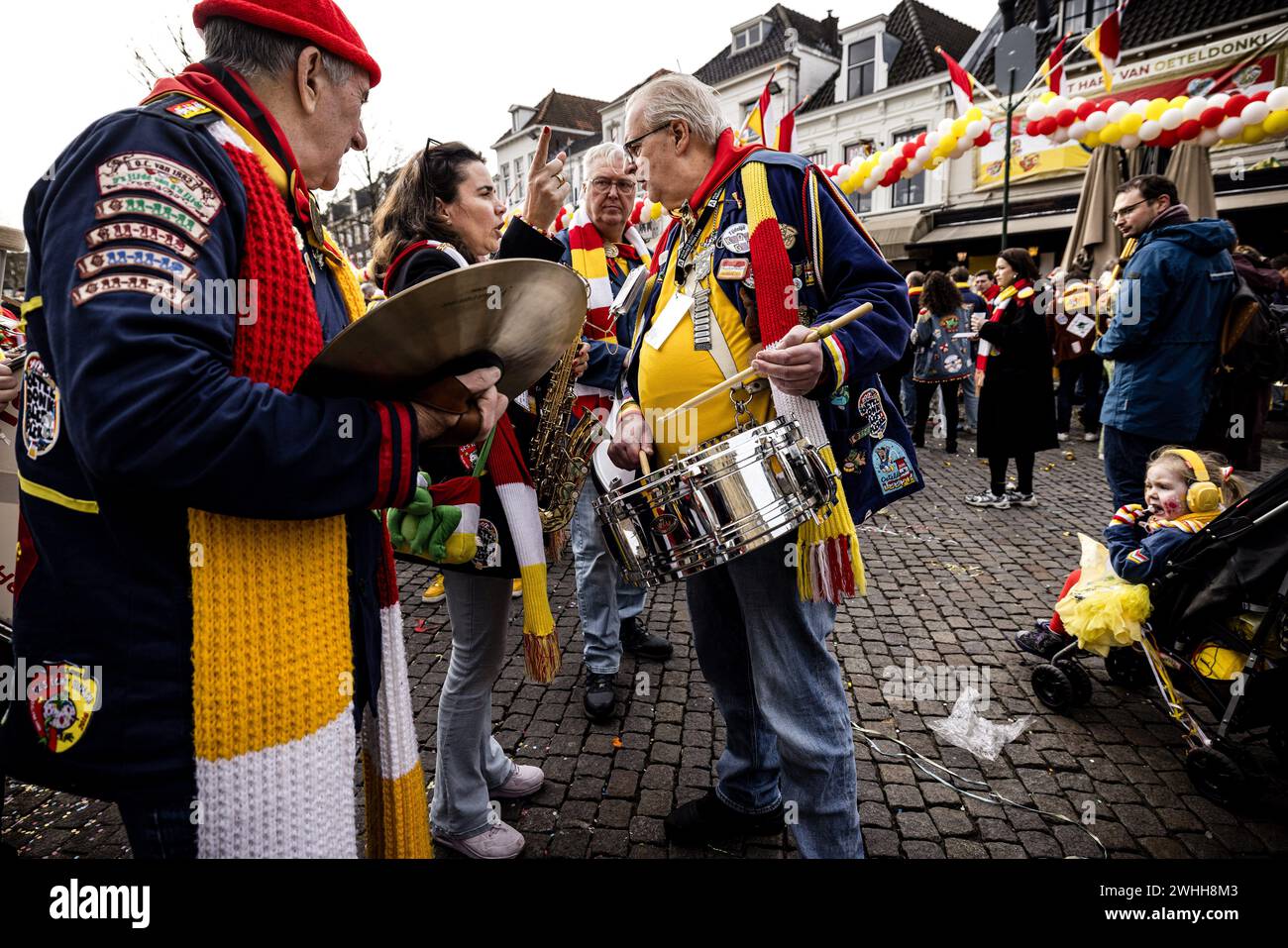 DEN BOSCH - les fêtards de carnaval dans le centre d'Oeteldonk, le nom que la ville de Den Bosch porte pendant le carnaval. D'innombrables fêtards se sont joints aux festivités. ANP ROB ENGELAAR netherlands Out - belgique Out Credit : ANP/Alamy Live News Banque D'Images