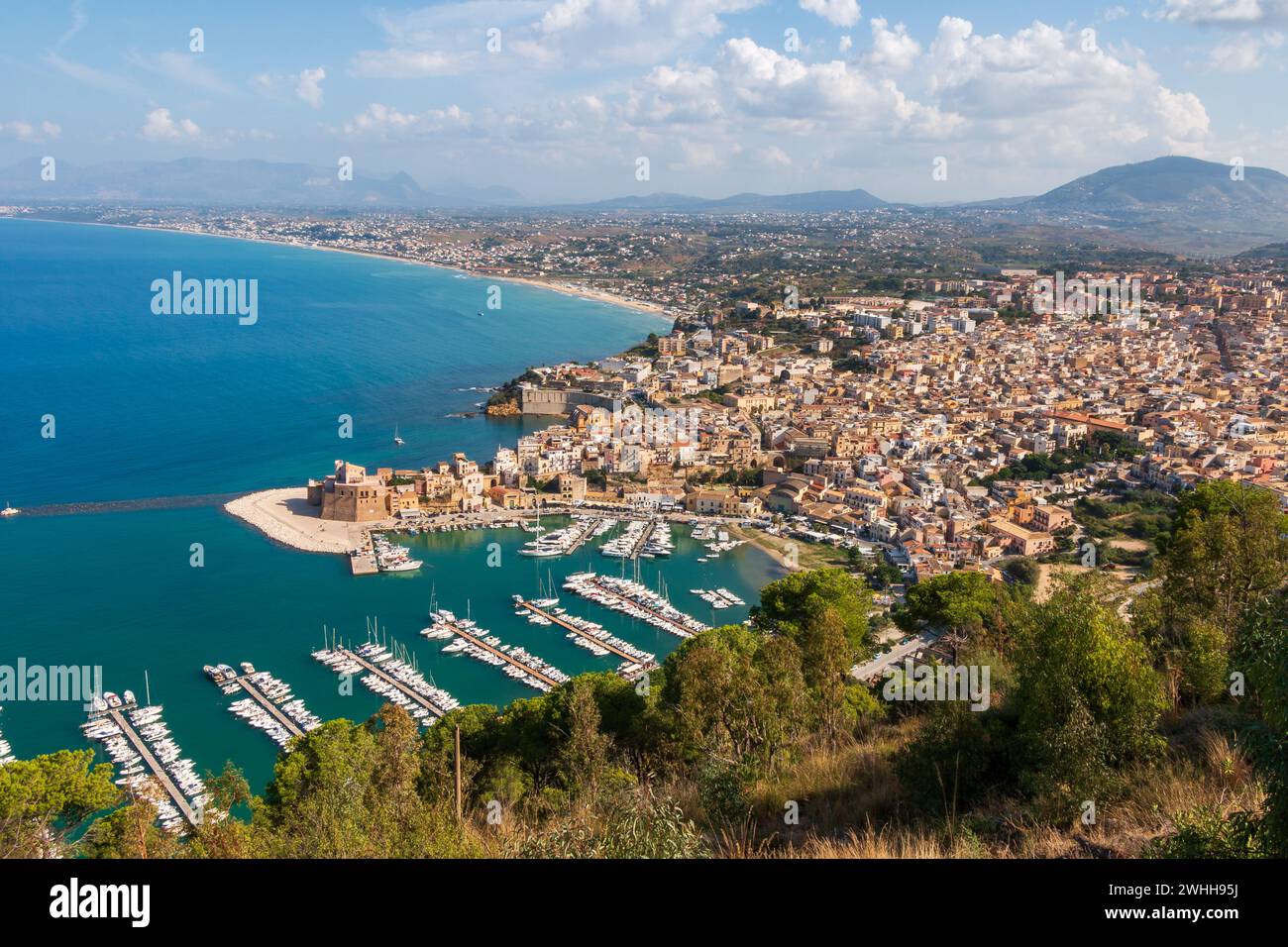 Vue panoramique sur la côte sicilienne depuis le point de vue de Castellammare del Golfo. Banque D'Images