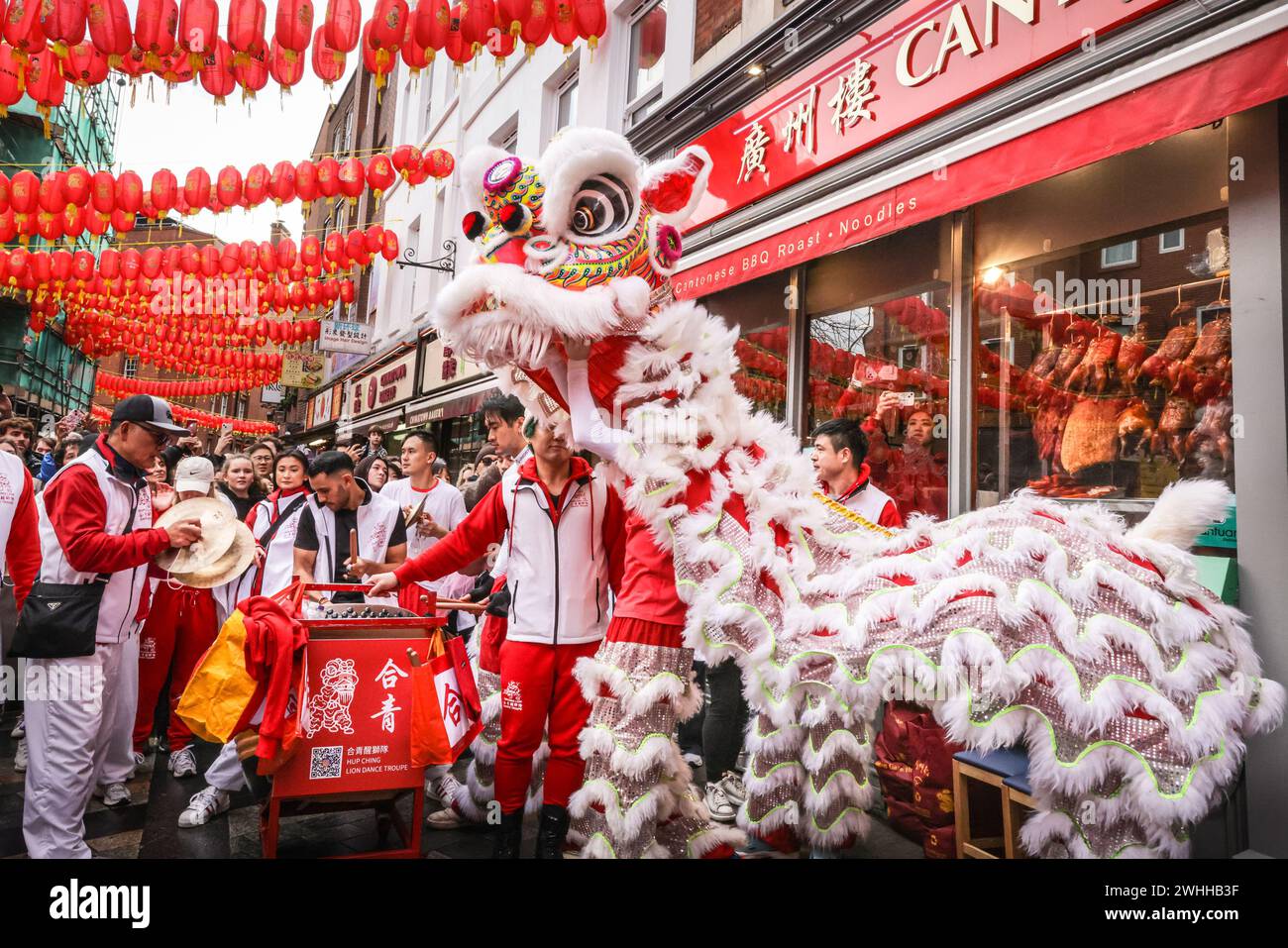 Londres, Royaume-Uni. 10 février 2024. Les magasins et les restaurants chinois accrochent le chou, ce qui représente la prospérité, comme une offrande au lion, qui mange le chou et danse, nous espérons apporter chance et prospérité à l'entreprise. Une danse du lion fait partie des célébrations du nouvel an chinois dans Chinatown et Soho à Londres. Les célébrations se poursuivront le samedi et le dimanche avec des spectacles traditionnels, un défilé (le dimanche) et des décorations colorées. 2024 est l'année du Dragon dans le calendrier chinois. Crédit : Imageplotter/Alamy Live News Banque D'Images